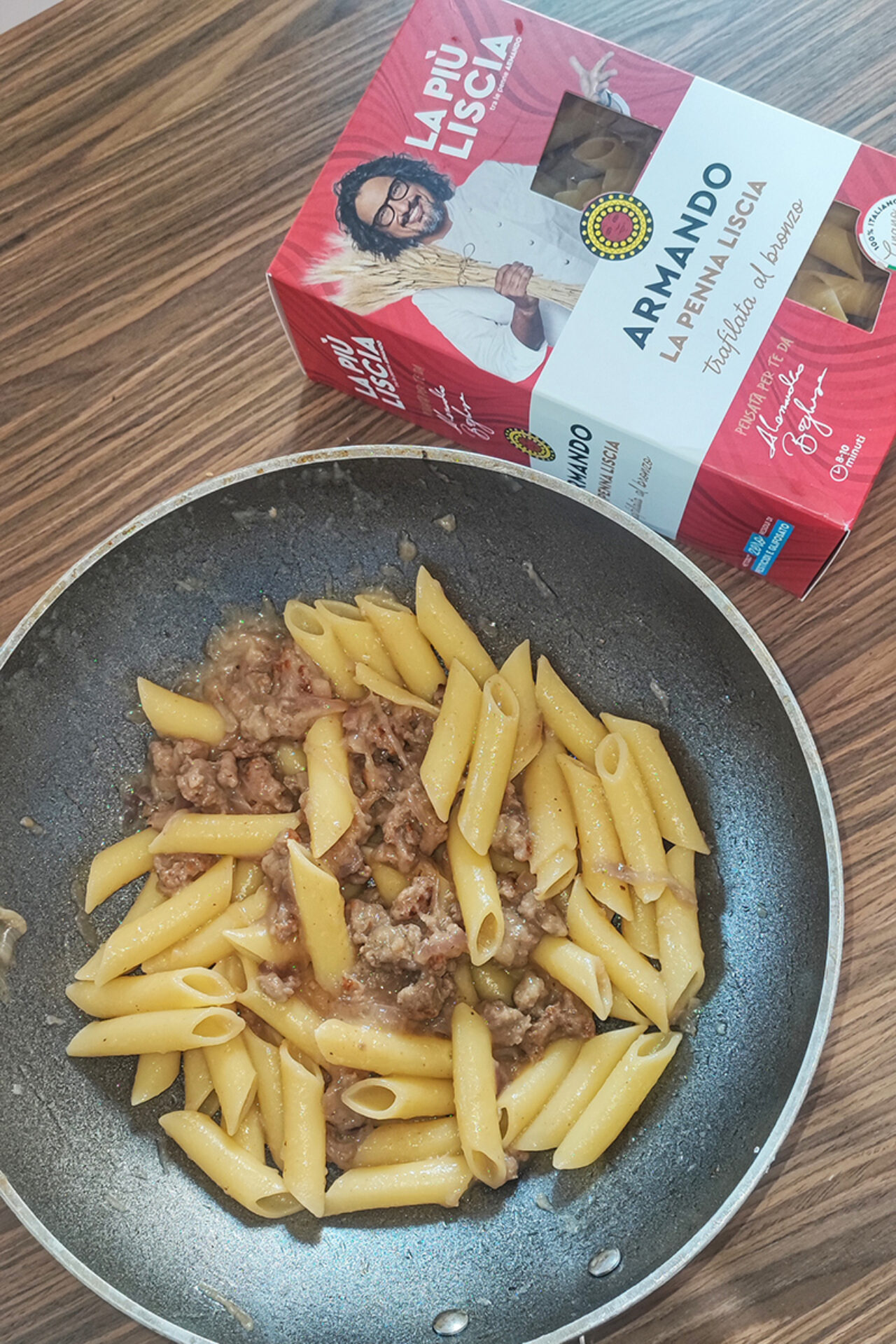 Penne, luganega e cipolla rossa