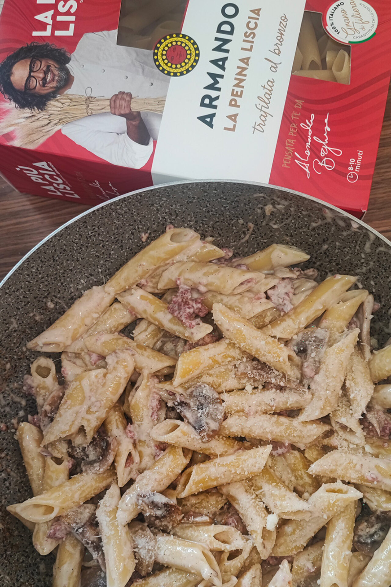 Penne lisce con funghi, salsiccia e panna