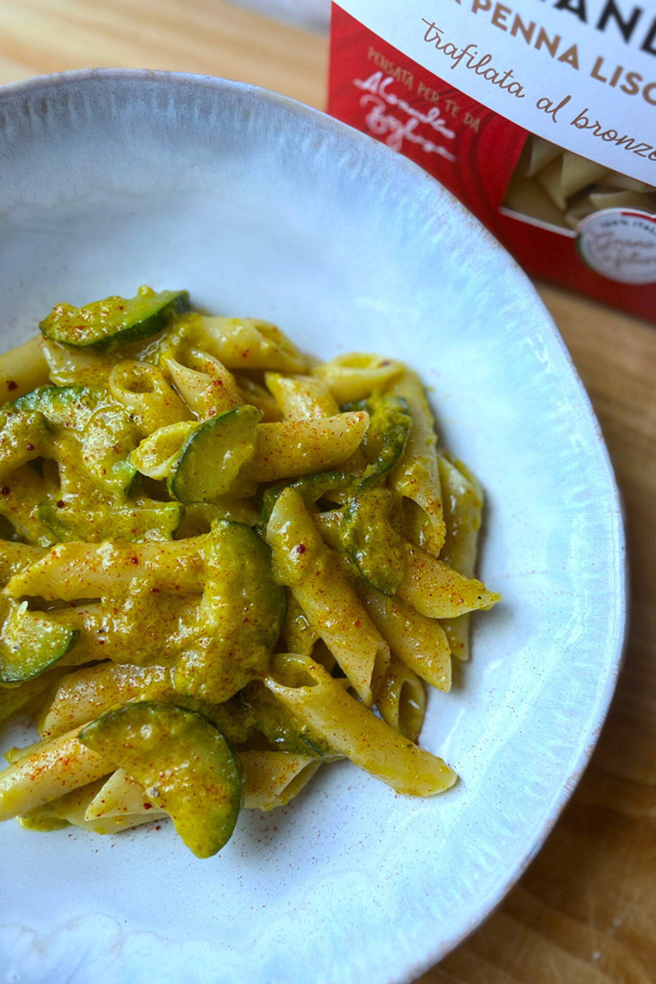 Penne con pesto di fiori di zucca, zucchine e paprika affumicata