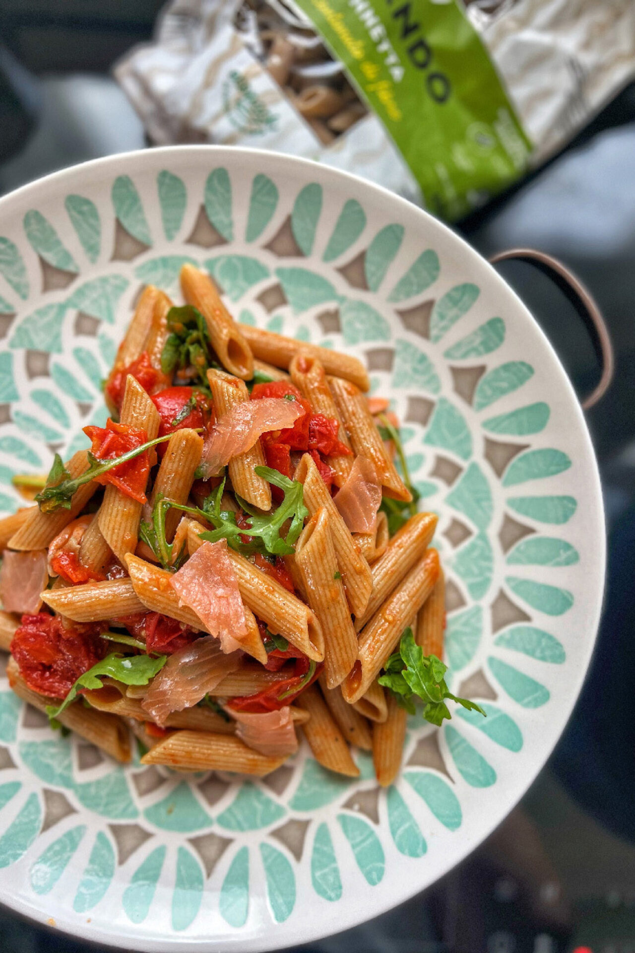 Pennette integrali con rucola, datterini e salmone