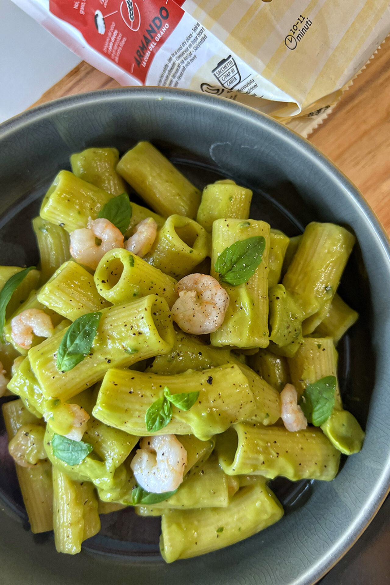 Rigatoni con crema di avocado, lime e gamberetti