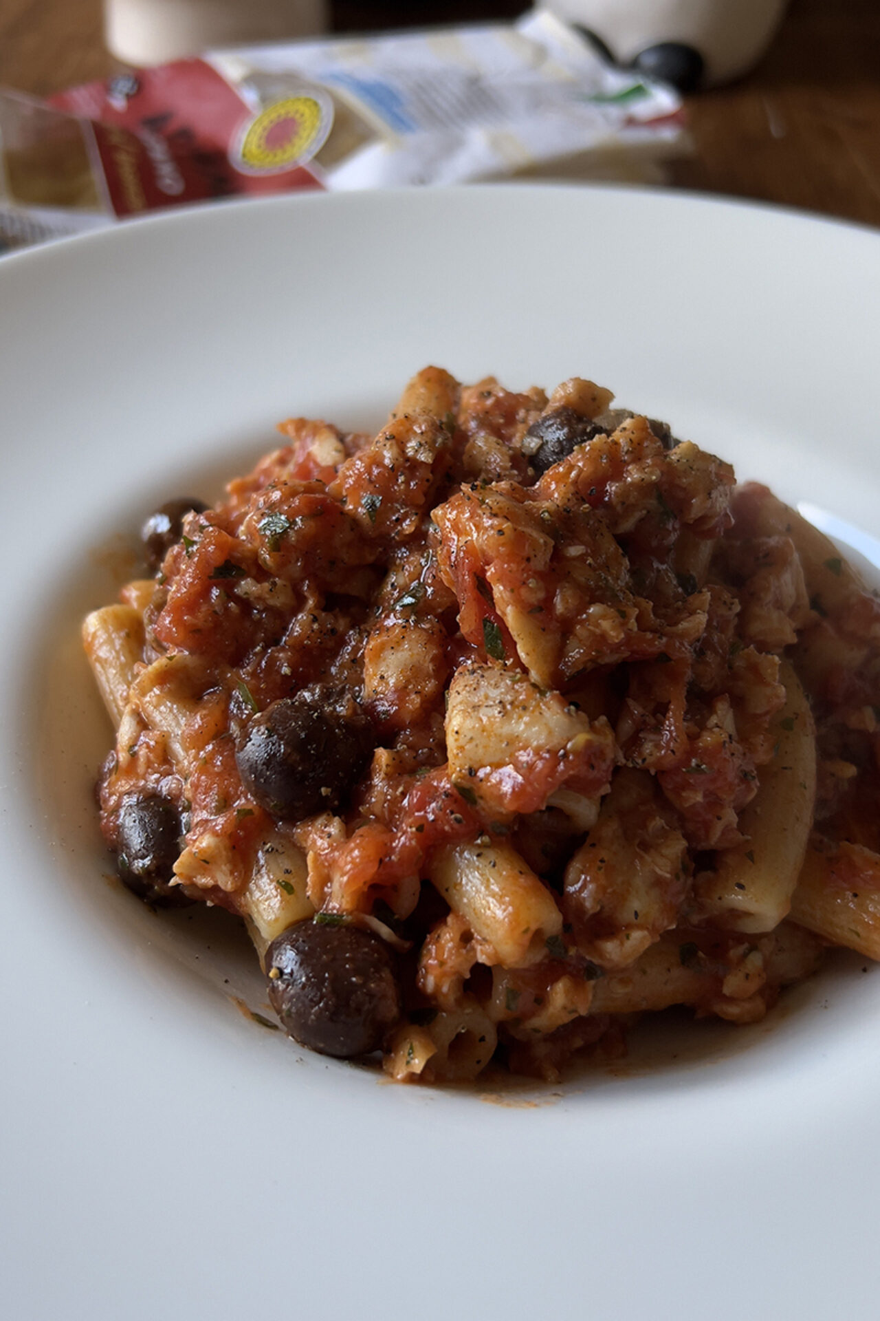 Pasta con sugo alle olive e merluzzo