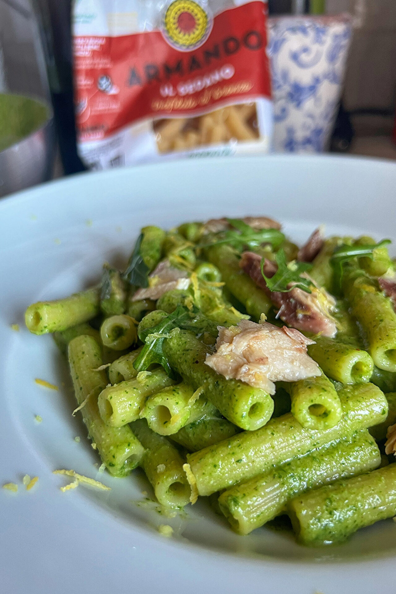 Sedani con pesto di rucola, mandorle e filetti di sgombro