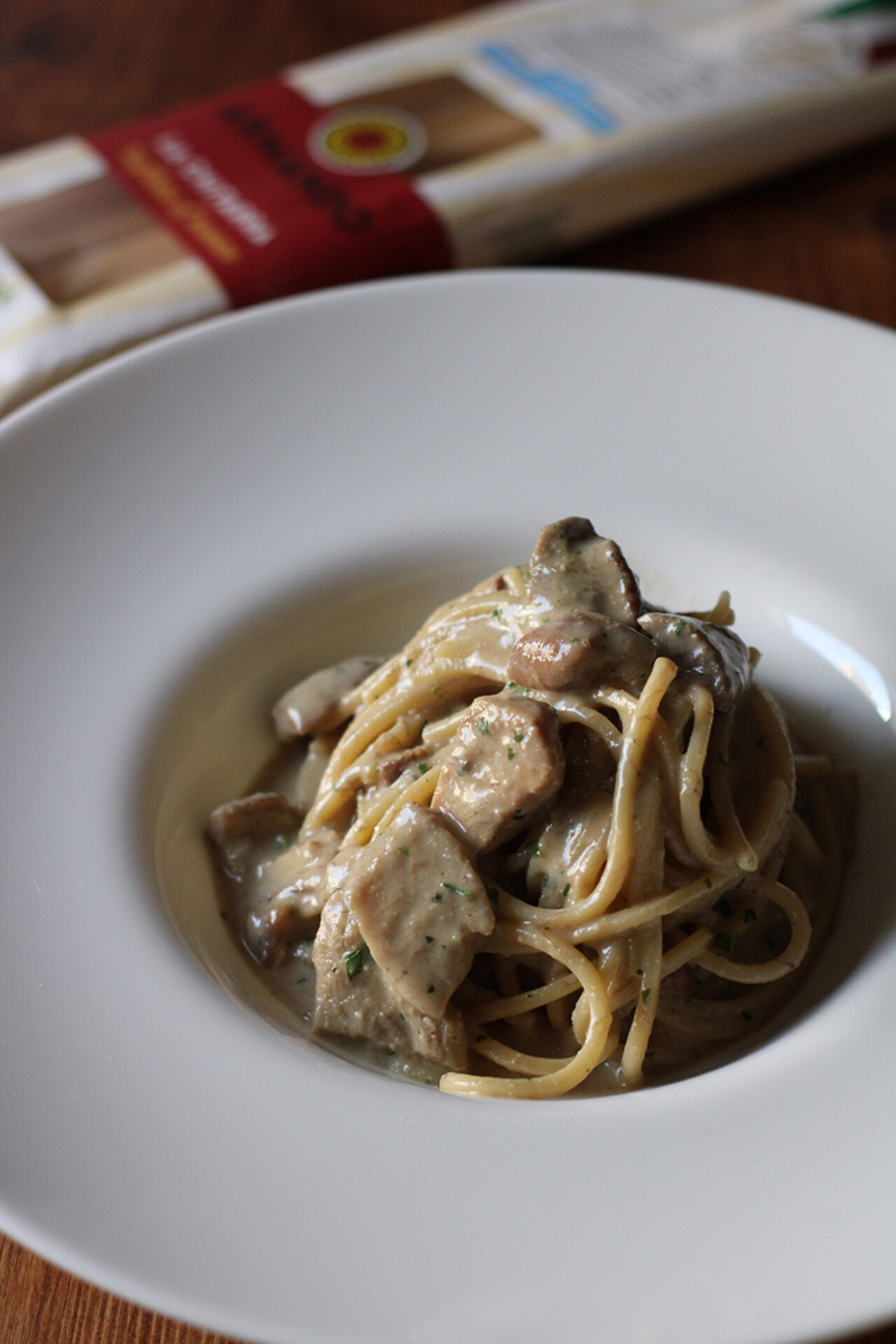 Pasta con pesto di noci e porcini