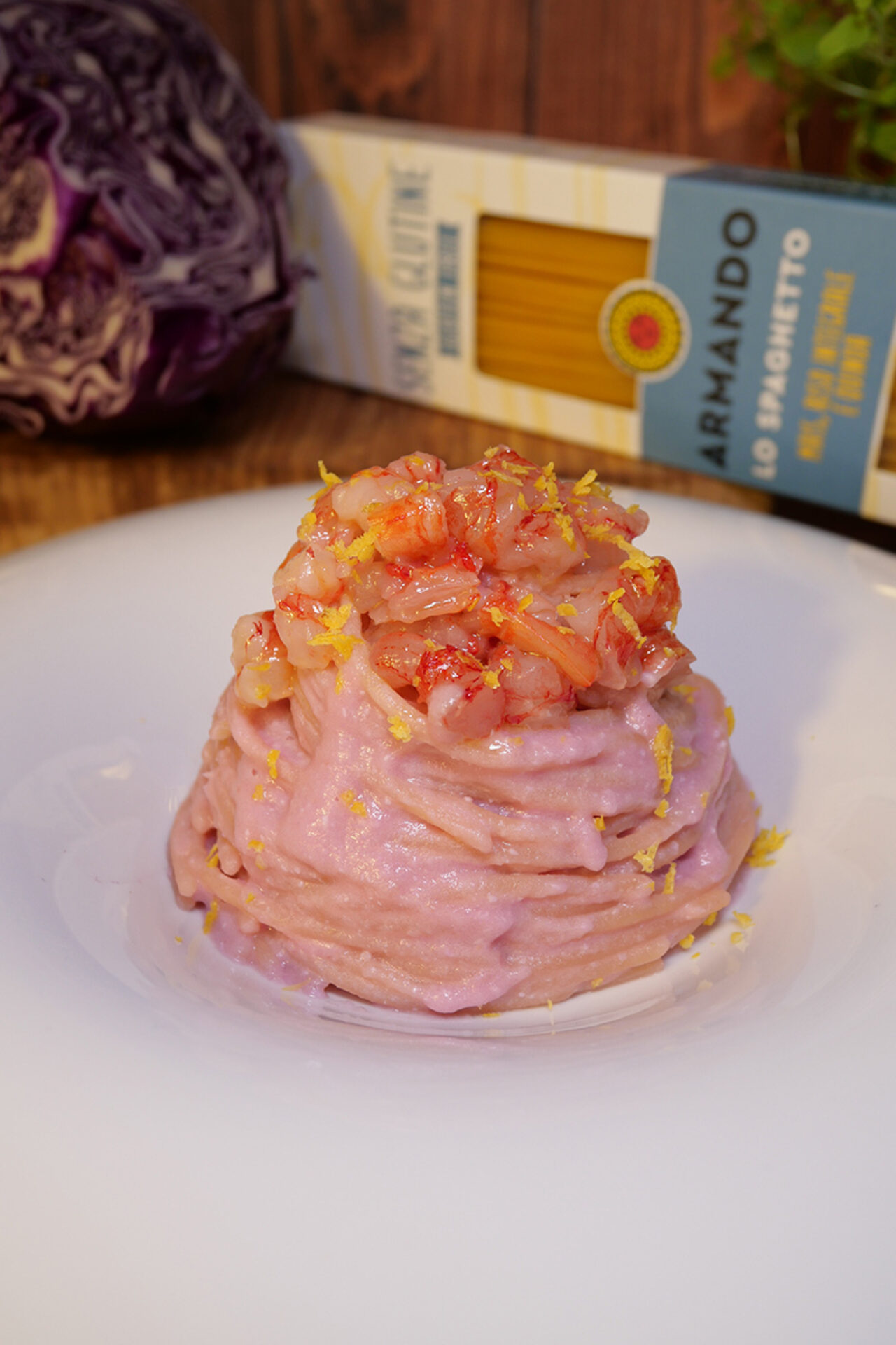 Spaghetti senza glutine con crema di verza viola e gamberi