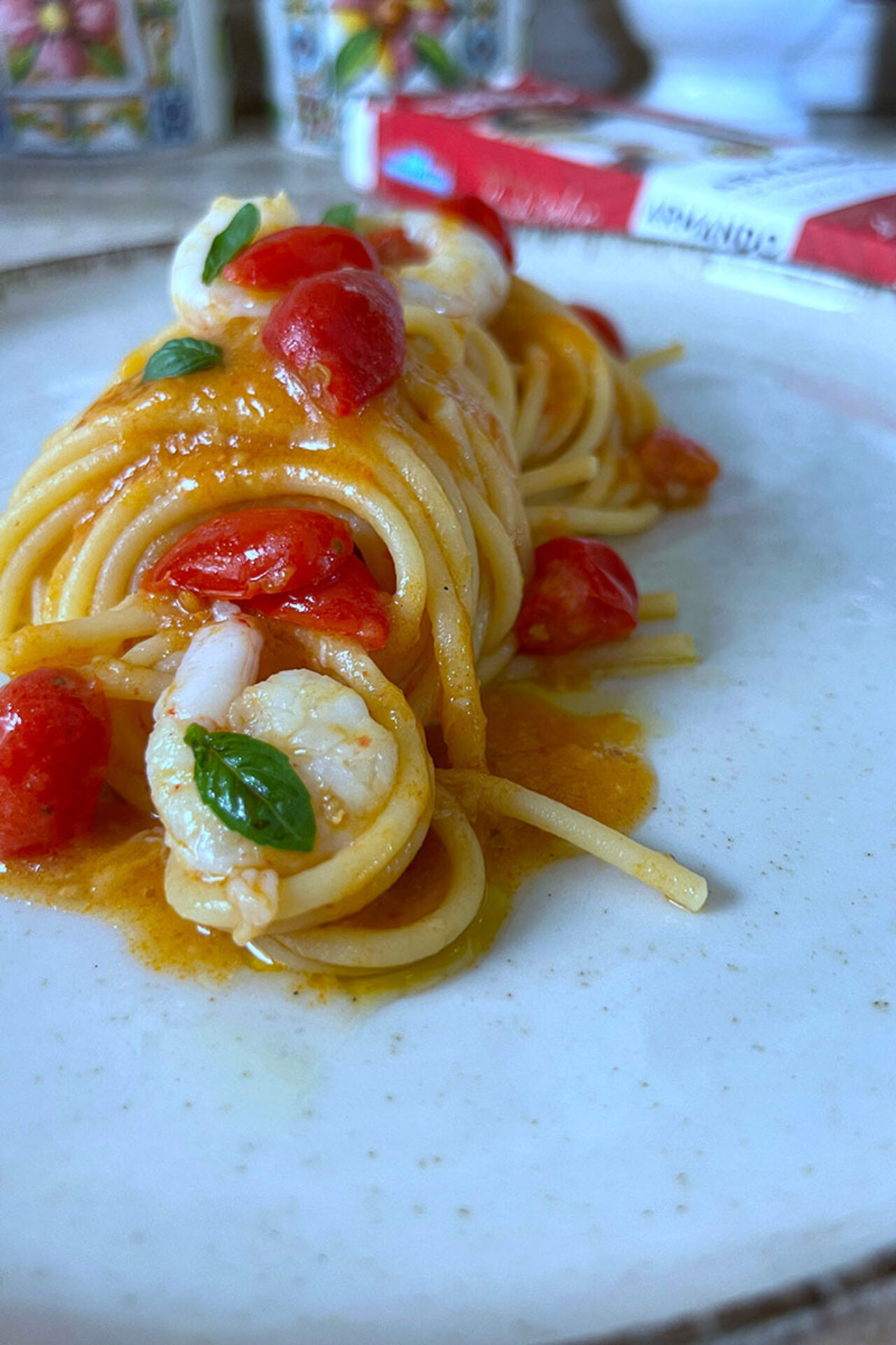 Spaghettoni con polpa di datterino gialli, rossi e gamberi