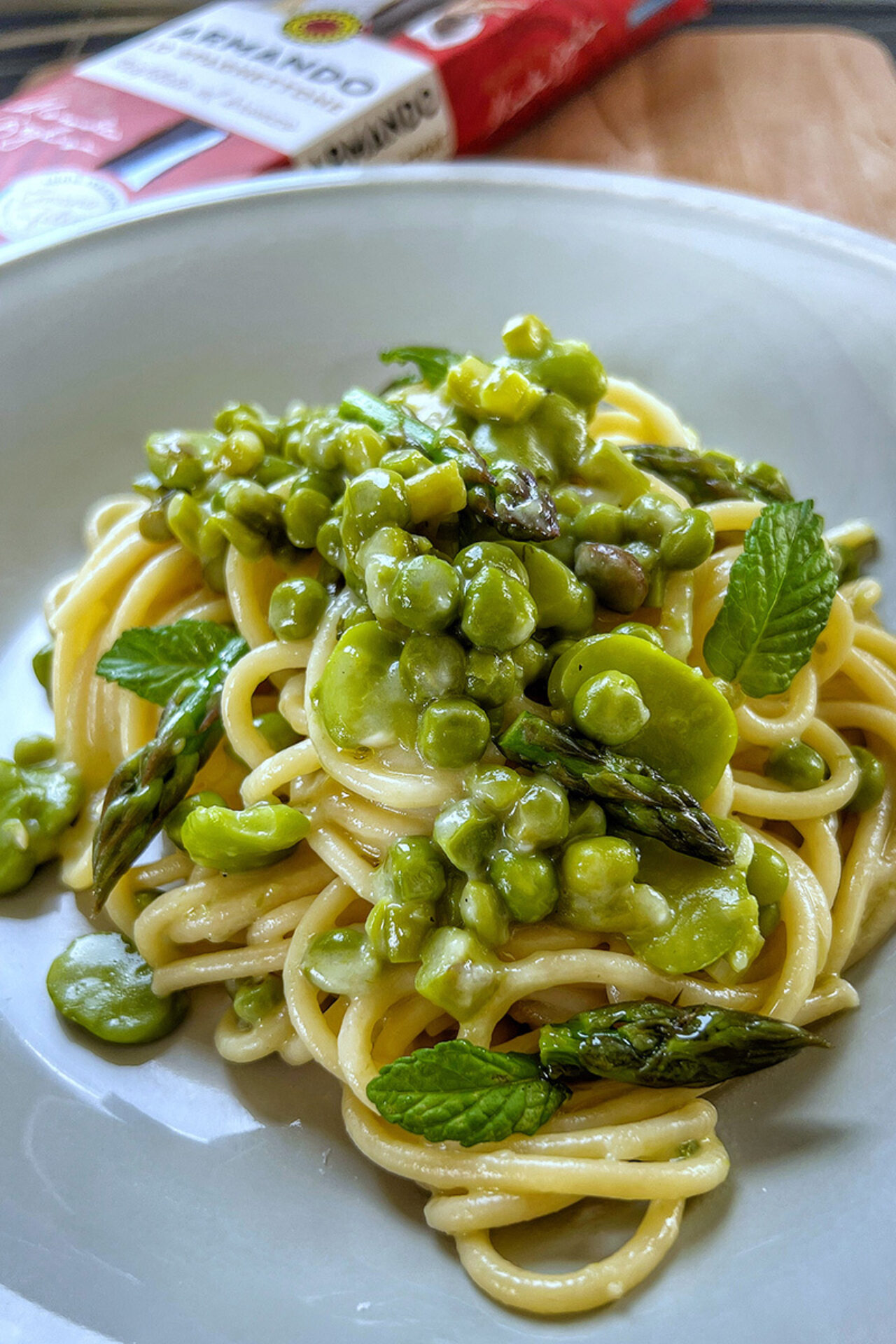 Spaghettone con fave, piselli, asparagi e pecorino