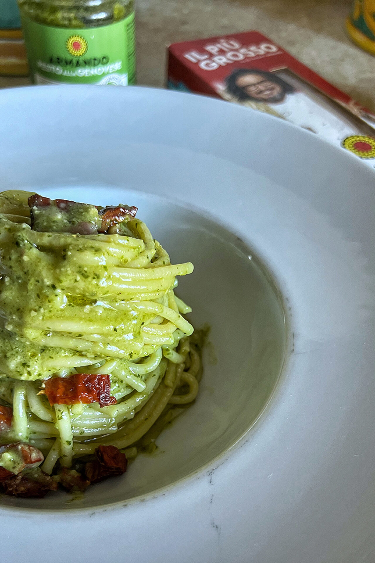 Spaghettoni con pomodorini secchi e speck croccante