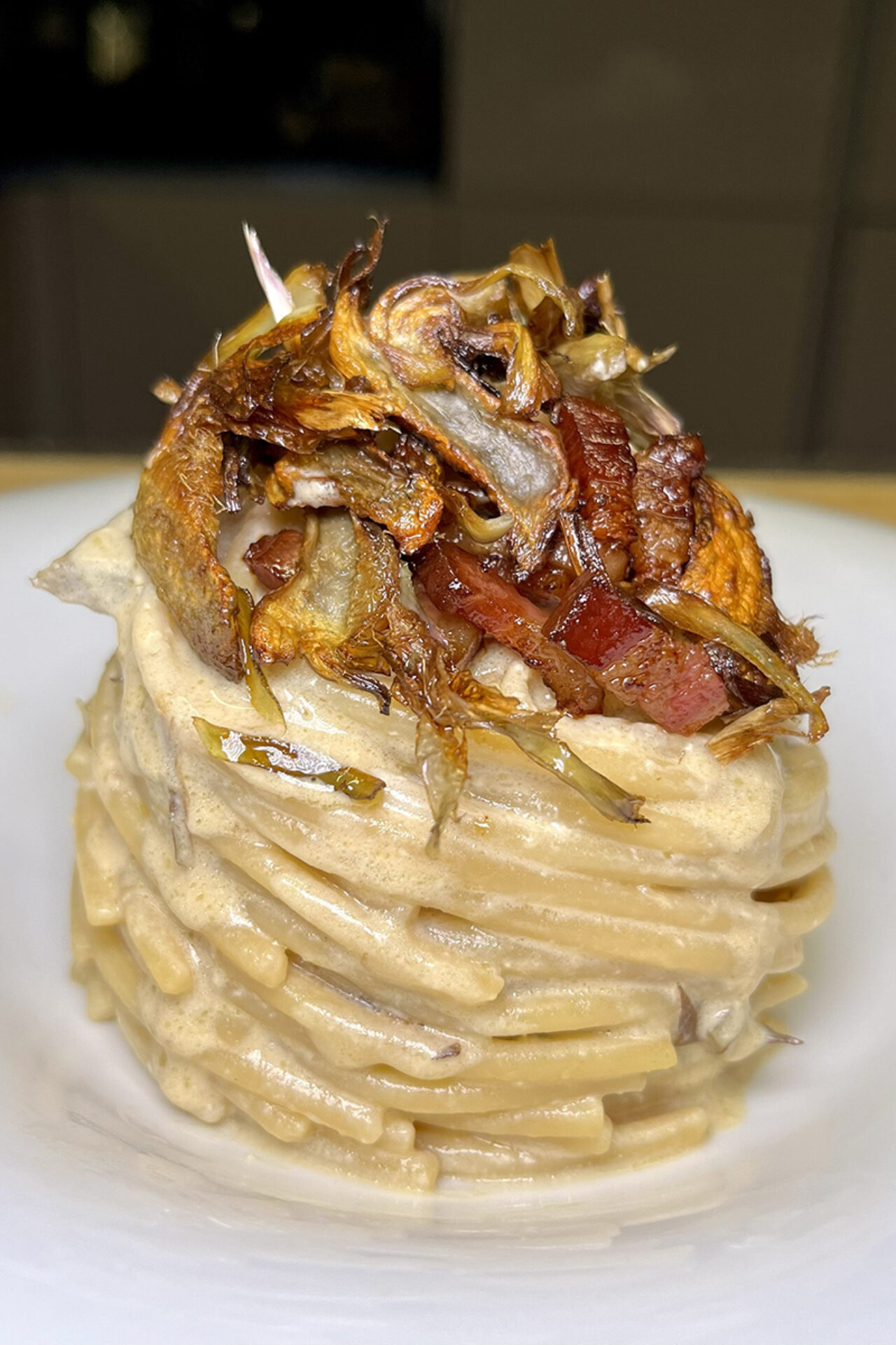 Spaghettone con ricotta, carciofi e pancetta