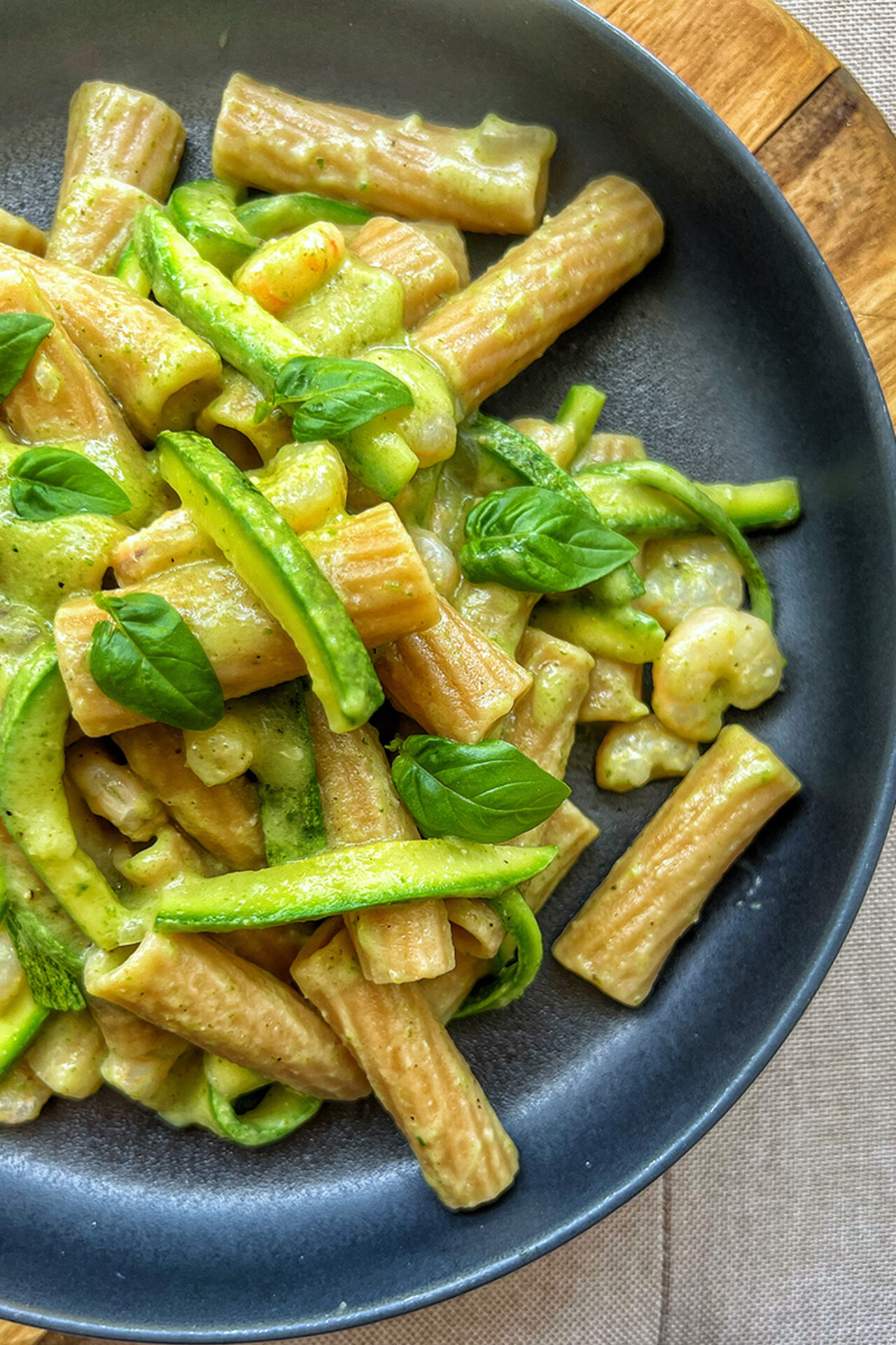 Tortiglioni integrali con crema di zucchine e gamberetti