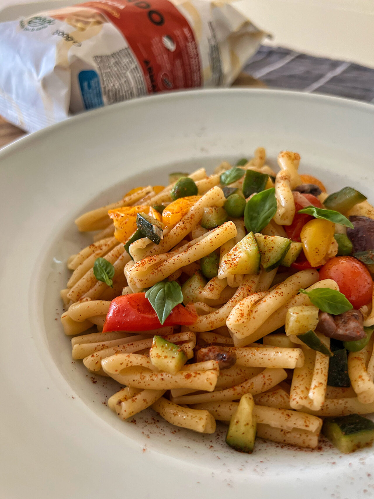 Trecce con verdure fresche, polvere di pomodoro, olive nere e basilico