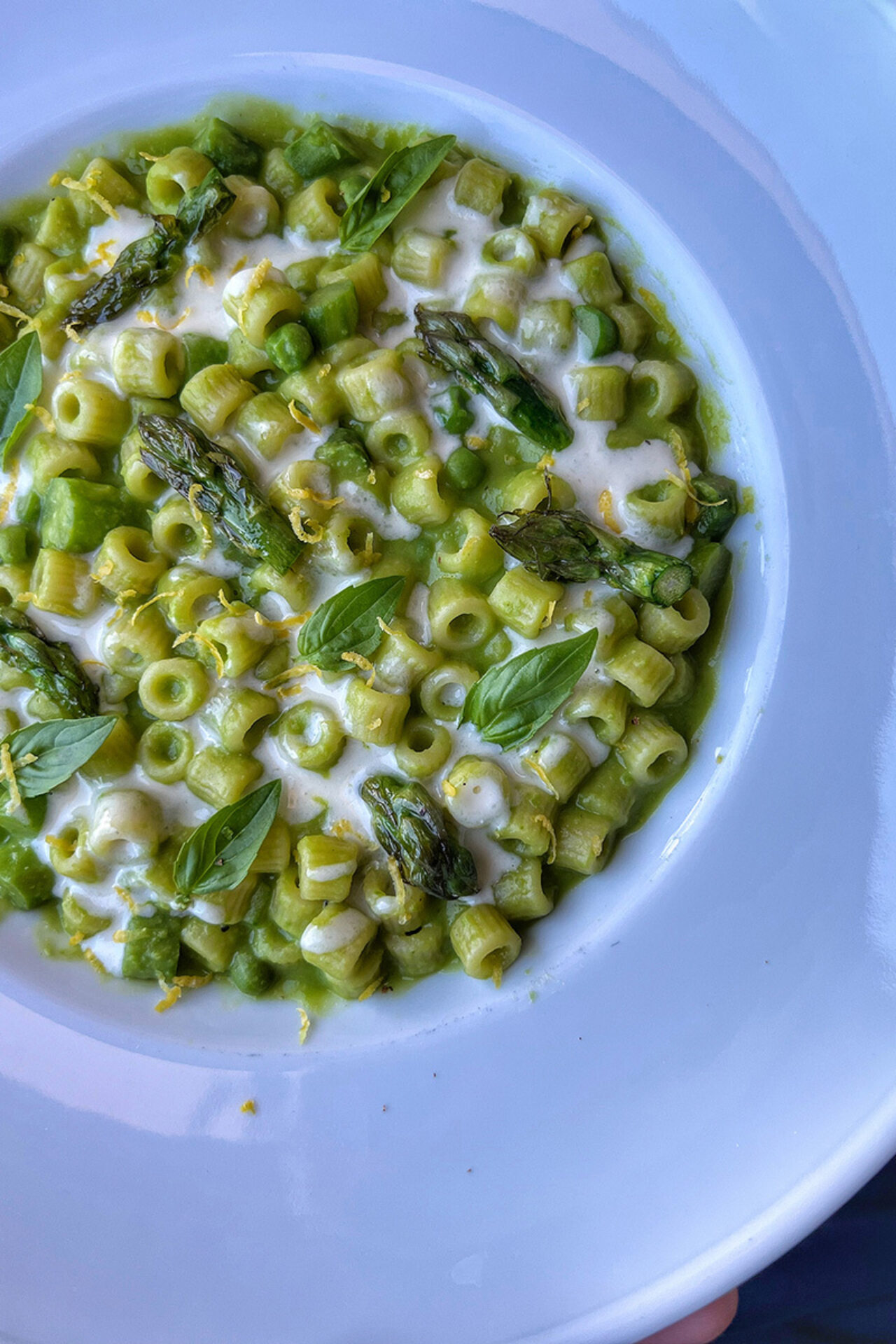 Tubetti con crema di piselli, asparagi e parmigiano