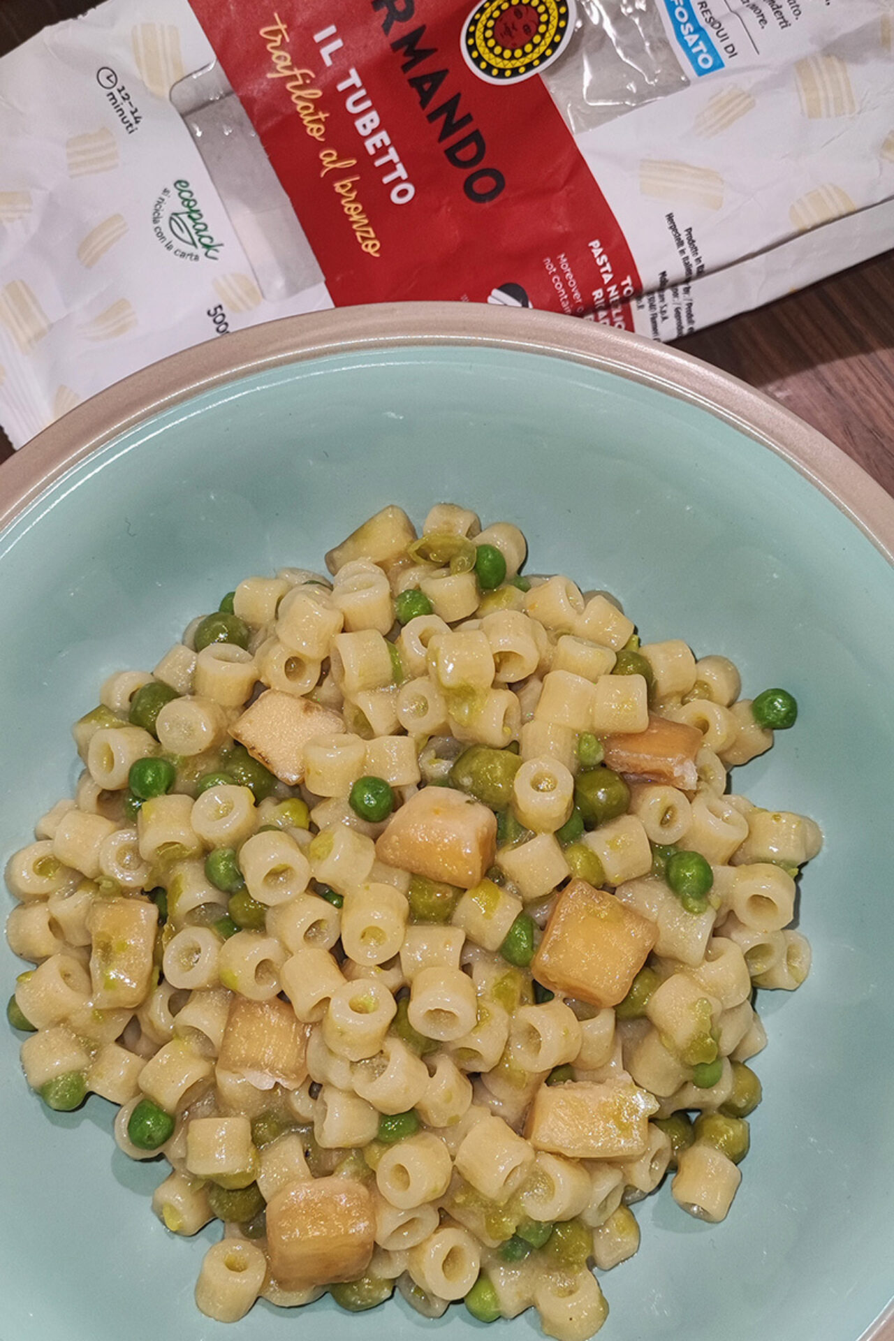 Pasta e piselli con bucce di parmigiano