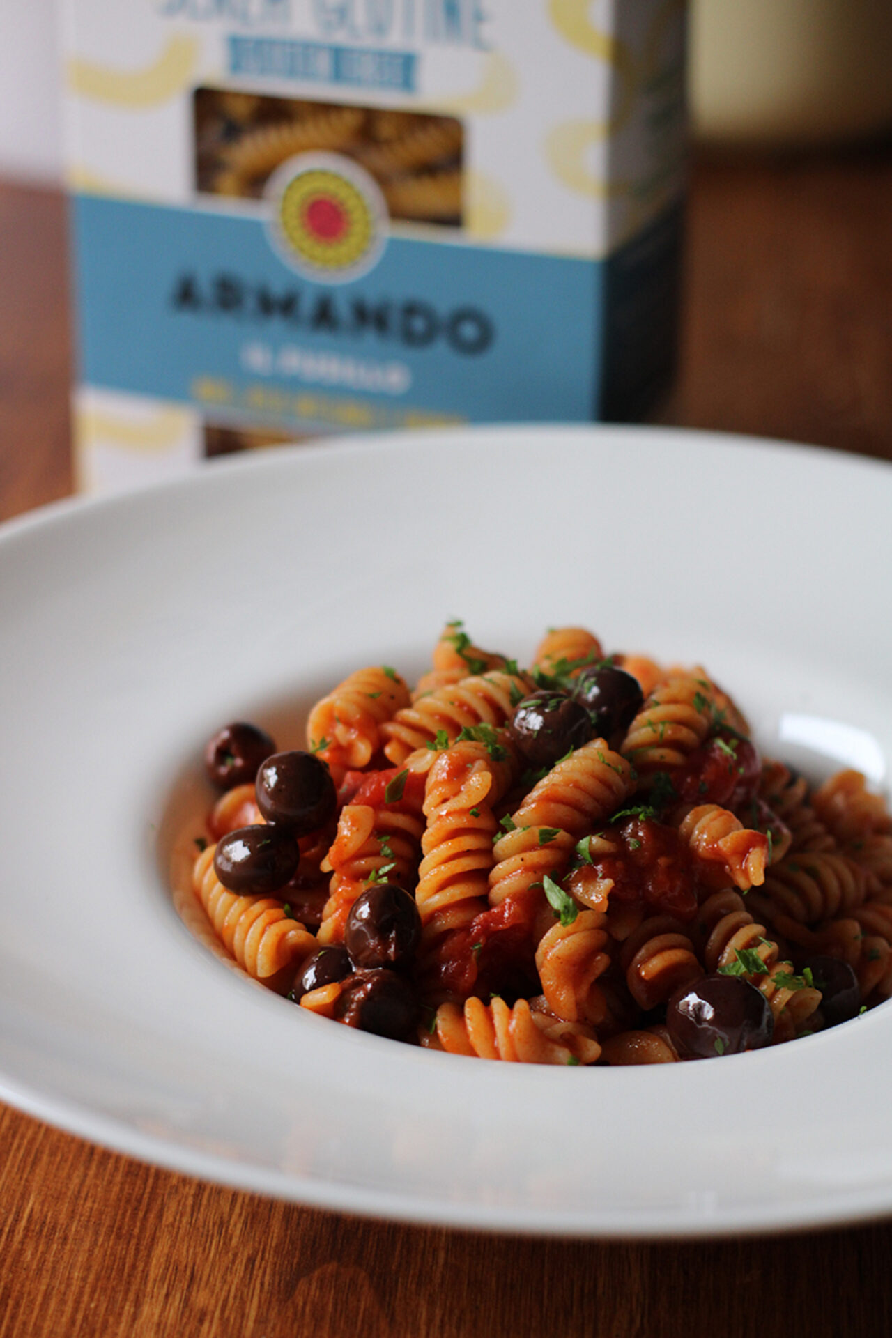 Fusilli con sugo di acciughe e olive