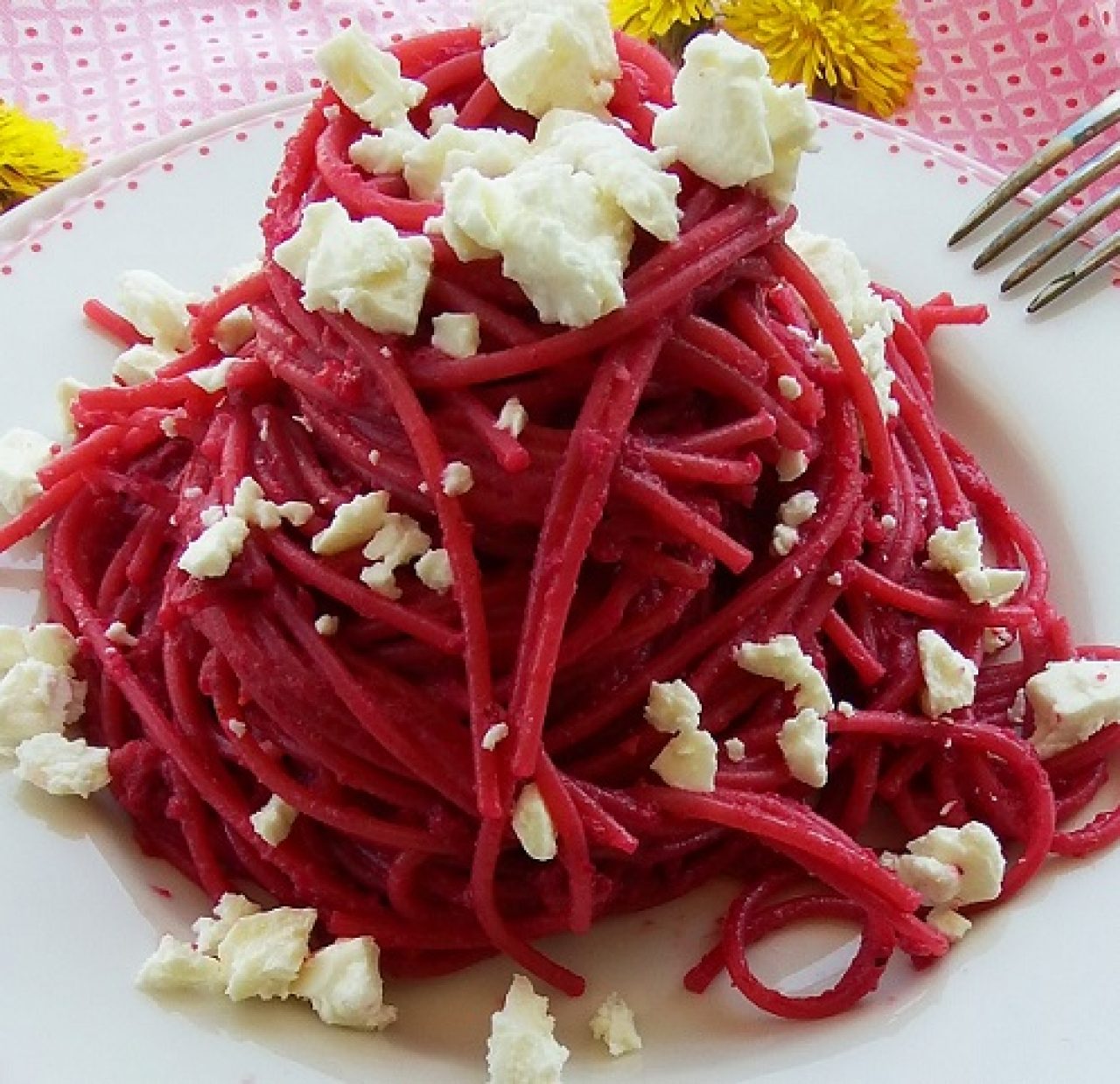 Dinkelspaghetti mit roter Bete und Feta-Pesto