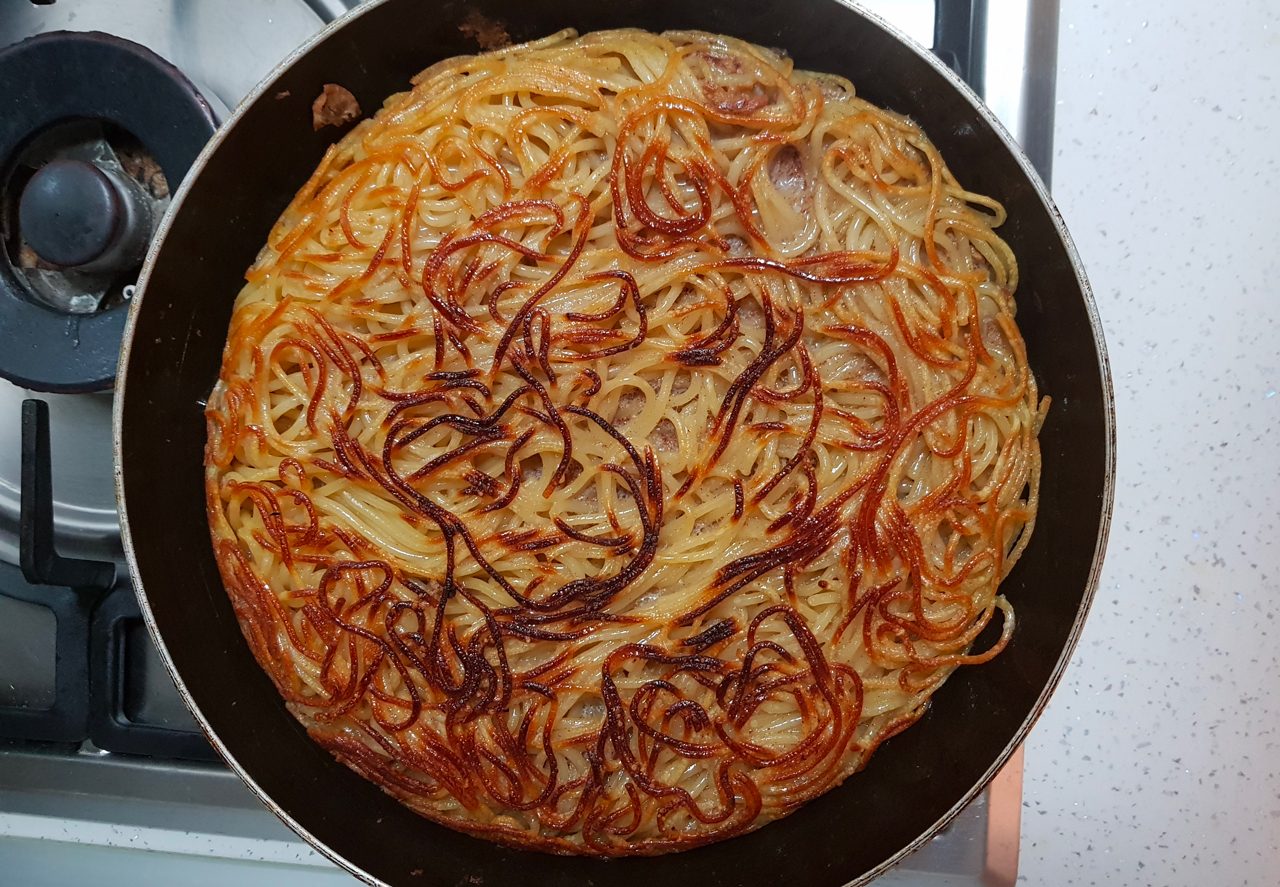 Süßes Omelett mit Pasta