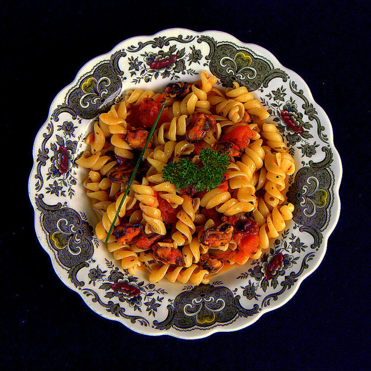 Fusilli con cozze, pomodori ramati e pomodori secchi