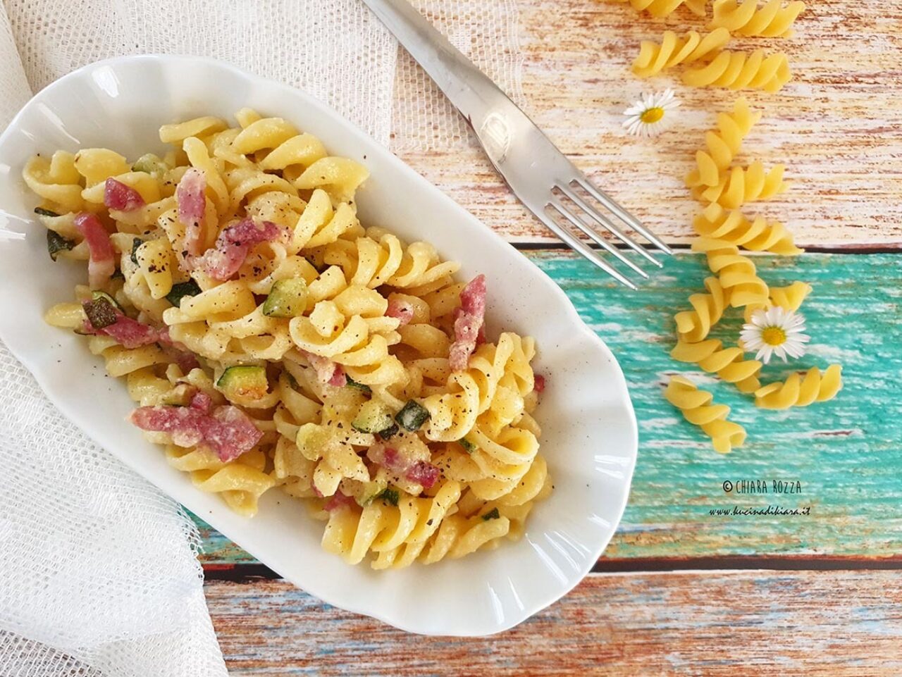 Fusilli Pasta Armando mit Zucchini, geräuchertem Speck und Mandelpesto