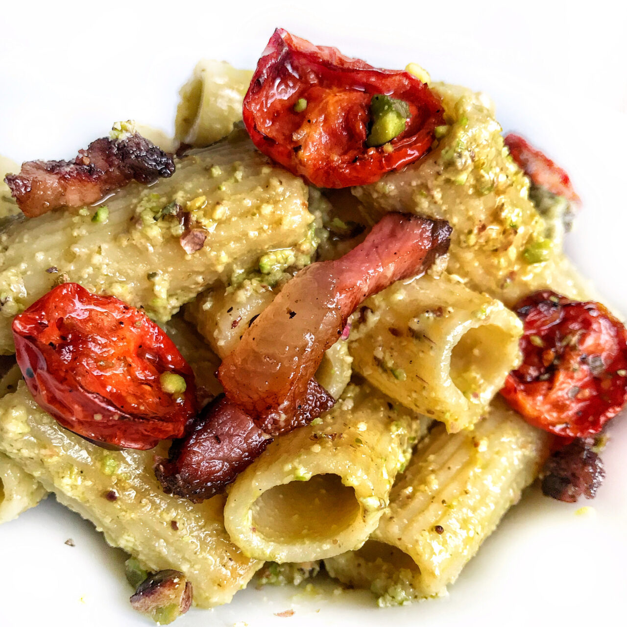 Rigatoni mit Pistazienpesto, konfierten Kirschtomaten und Speck