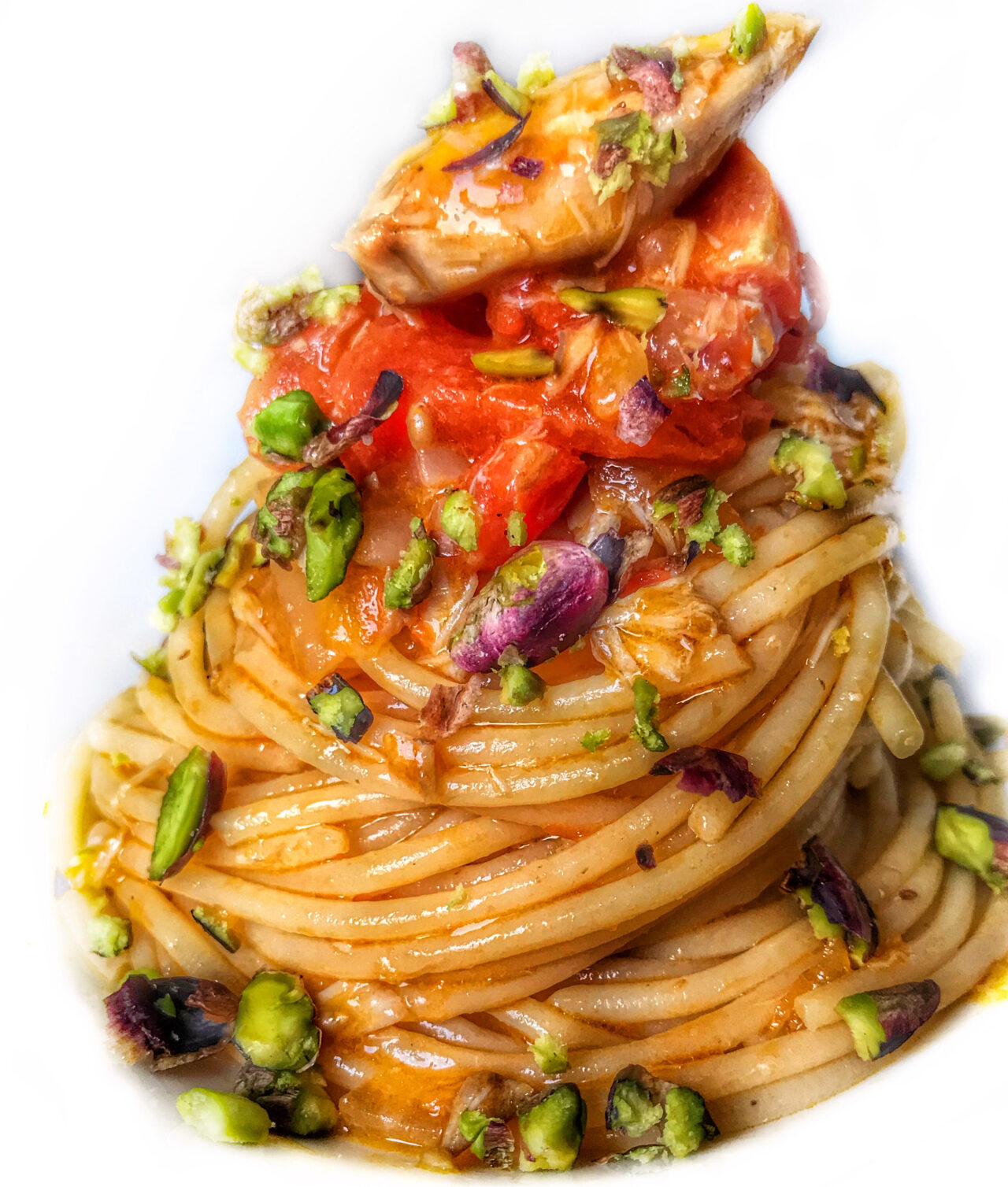 Spaghetti con pomodorini, filetti di sgombro e granella di pistacchi