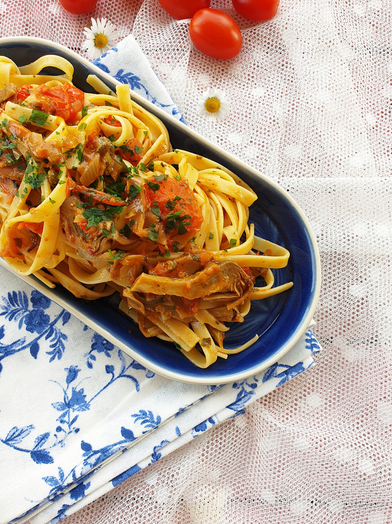 Fettuccia Pasta Armando con sugo piccante di carciofi e acciughe