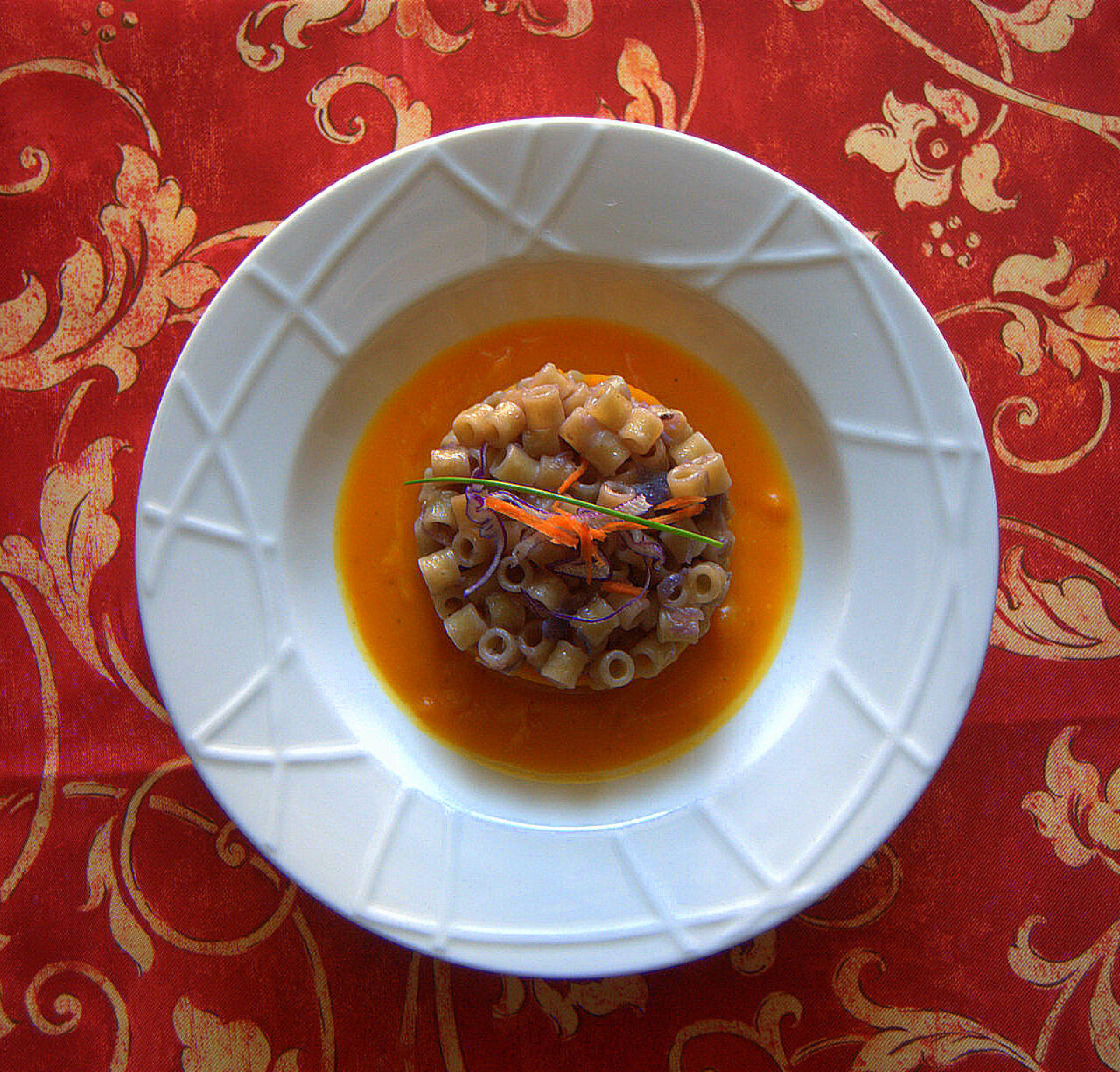 Ditali Pasta Armando con cavolo viola e pancetta su crema di zucca