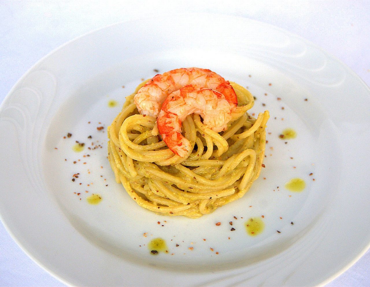 Spaghetti mit Pistazienpesto, Garnelen und gehackten Kapernblüten