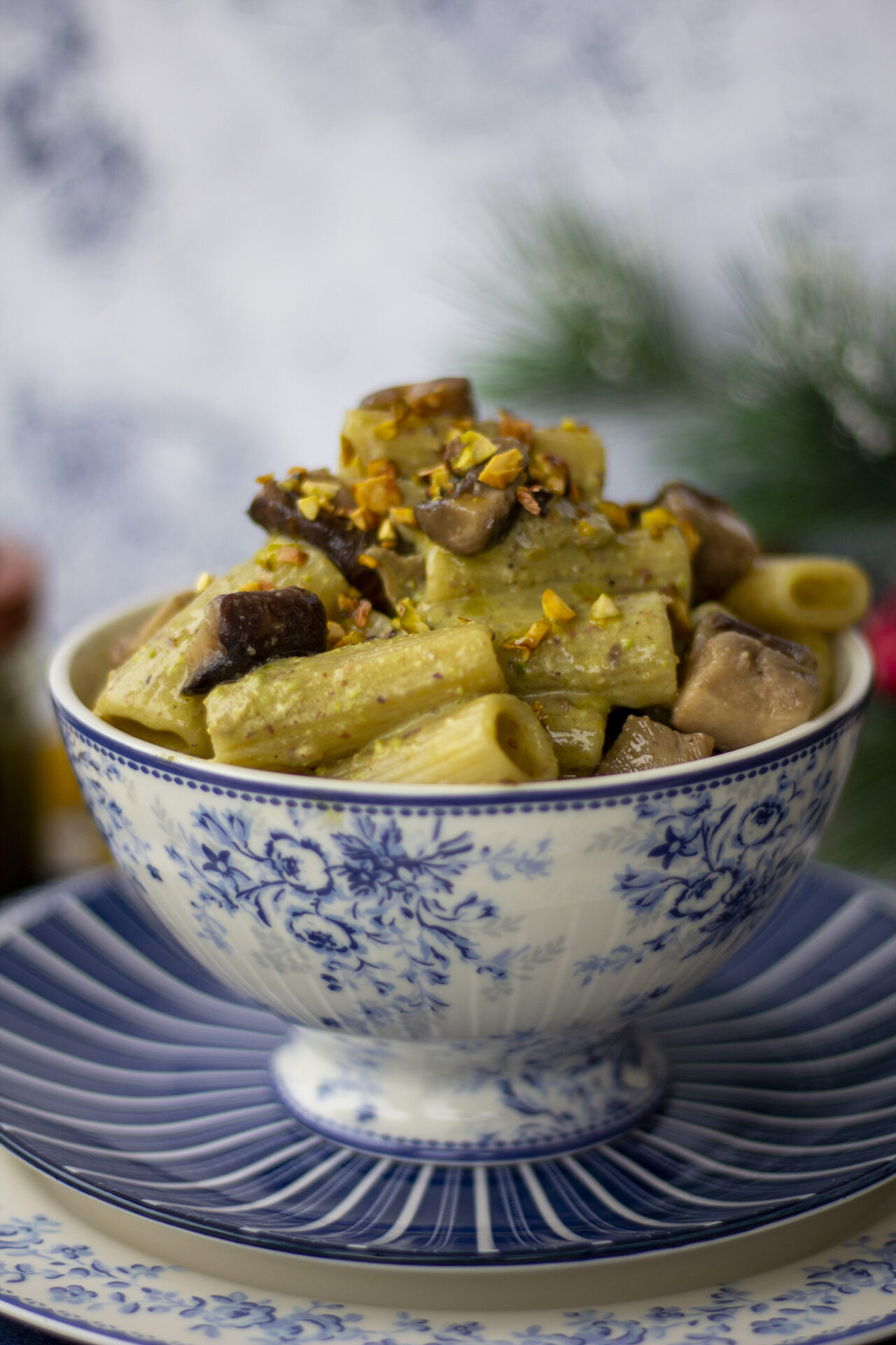 Tortiglioni mit Burratacreme, Pistazienpesto und Steinpilzen