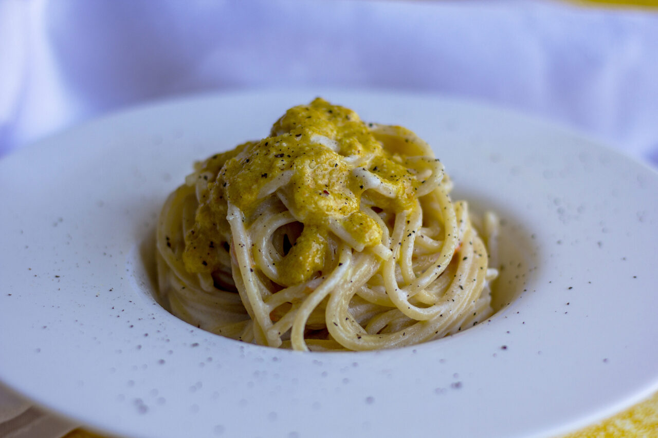 Ricetta degli Spaghetti alla chitarra Pasta Armando con pesto di fiori di zucca acciughe e crema di Parmigiano Reggiano 2