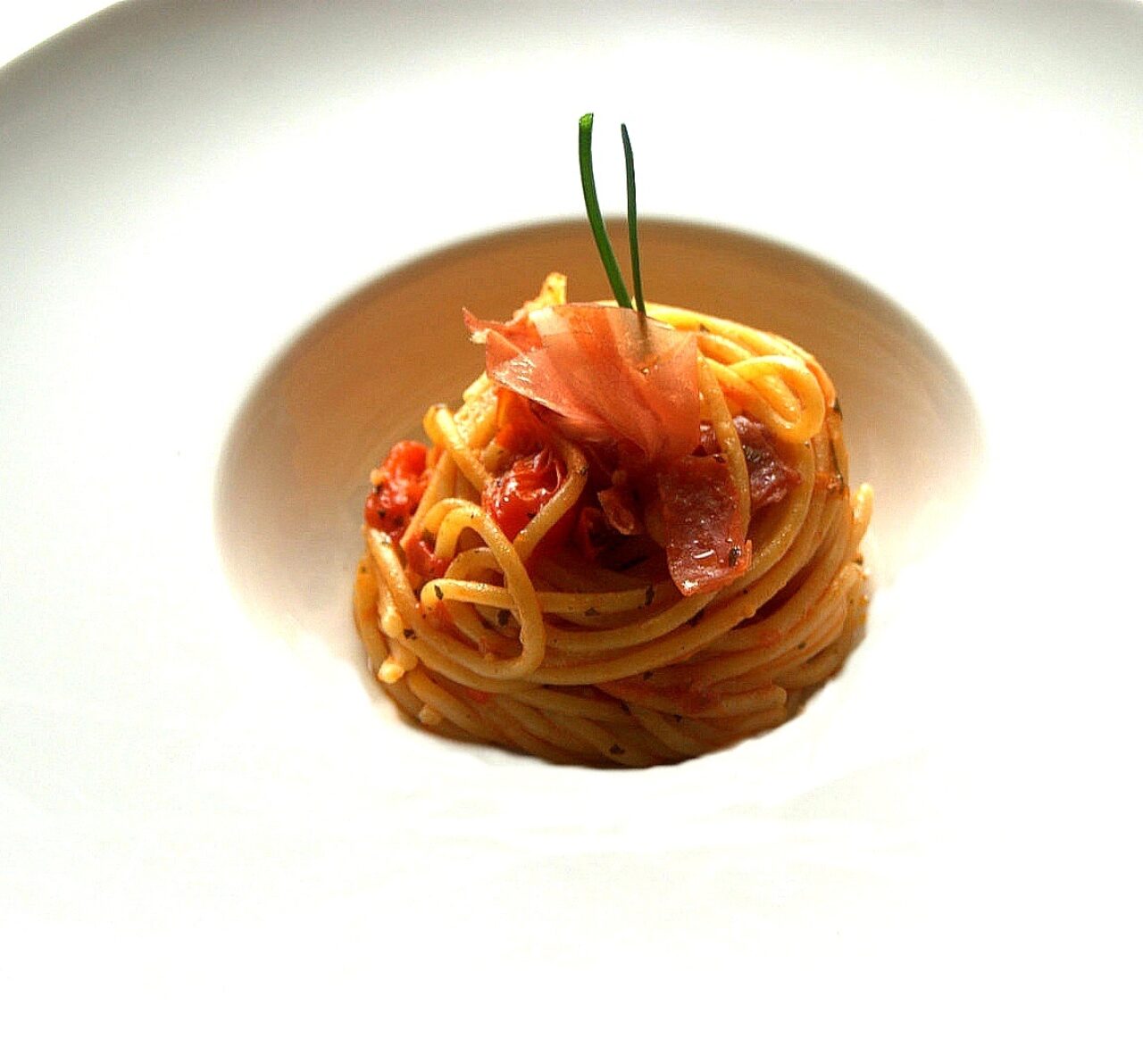 Lo spaghetto con fiocco di prosciutto e pomodori datterini