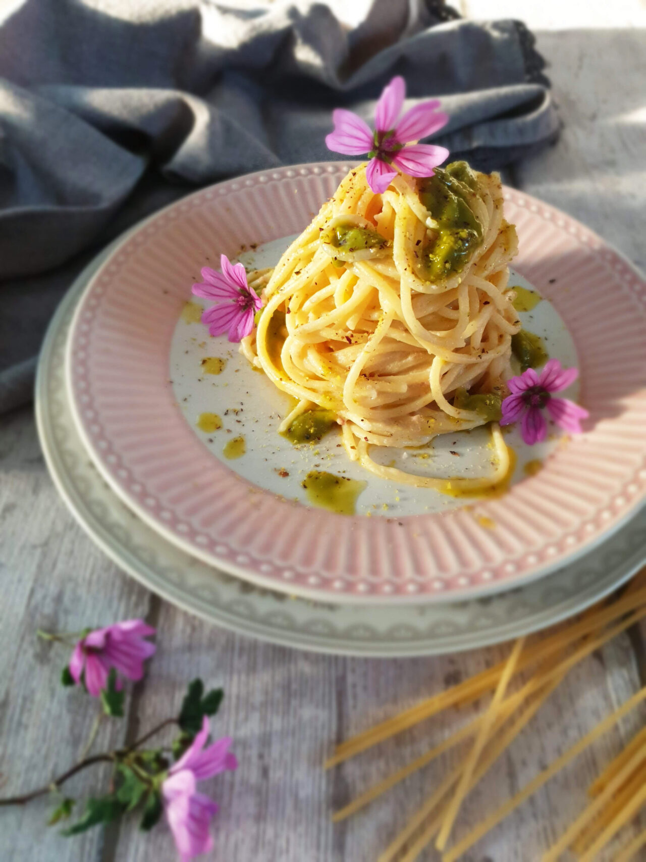 Spaghetti Pasta Armando mit Mortadella und Pistazienpesto