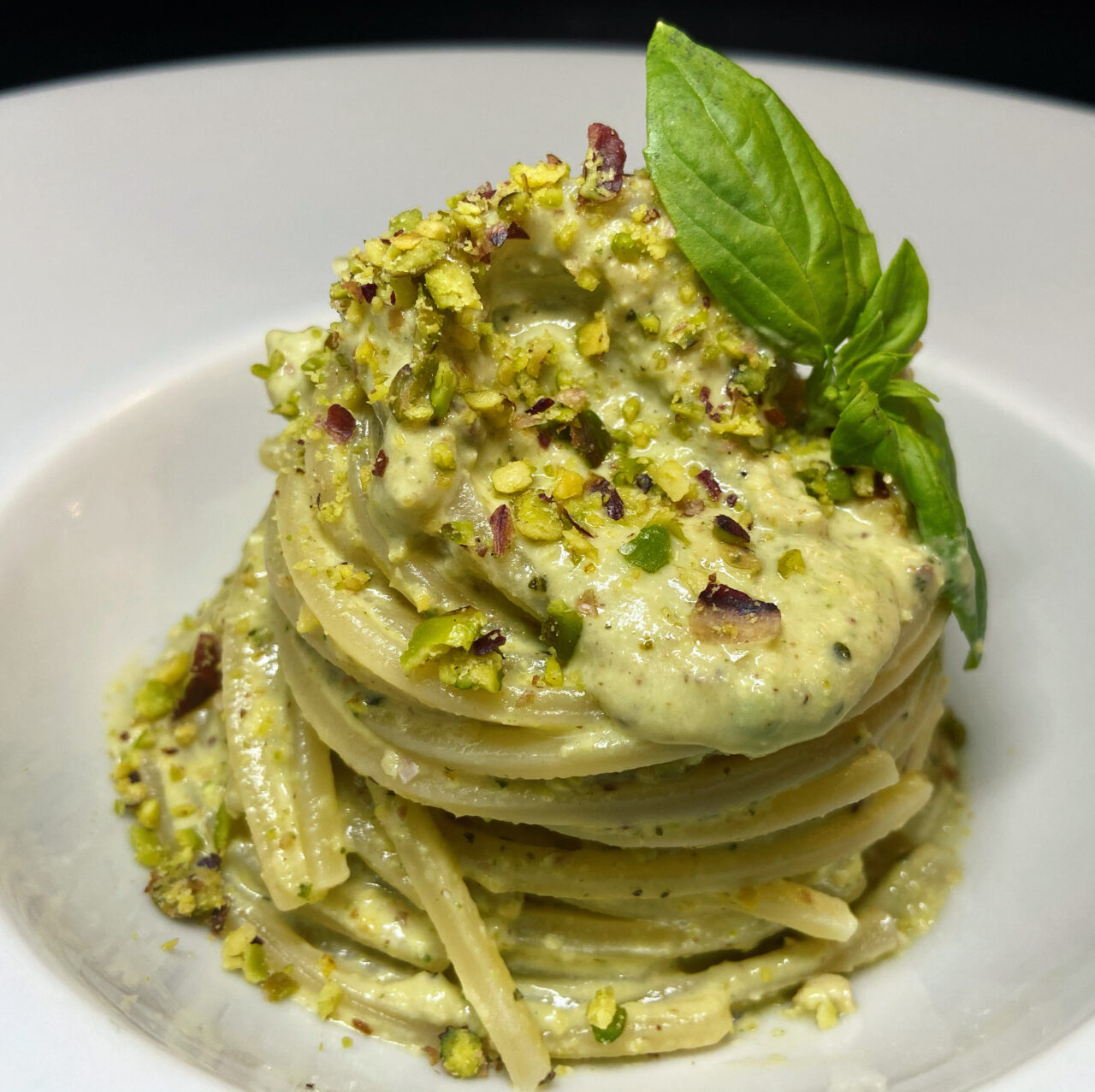 Chitarra Pasta Armando mit Pistazienpesto, Basilikum und Burrata