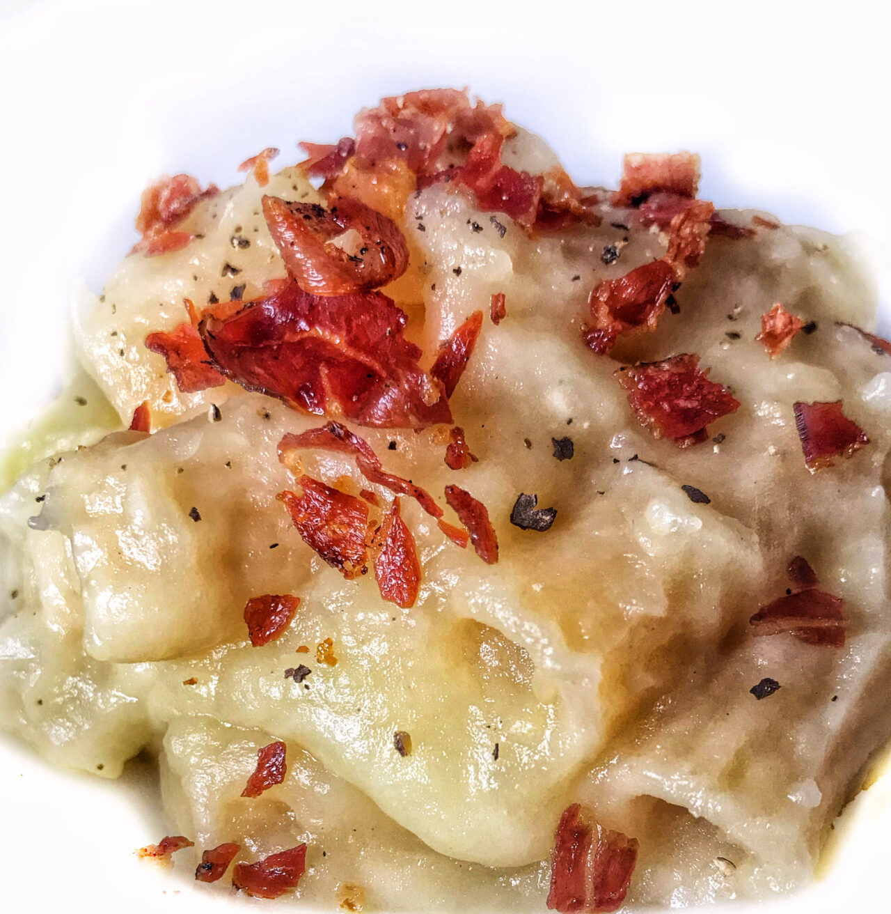 Rigatoni in crema di patate e speck croccante.