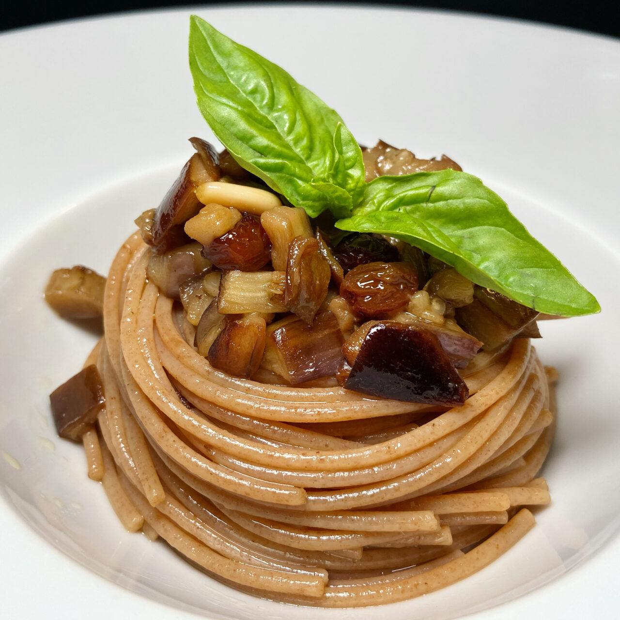 Spaghetti di Farro Integrale con melanzana striata, pinoli e uvetta