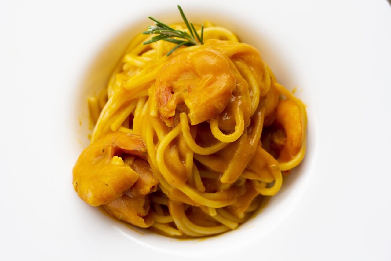 Spaghetti cremosi con code di gamberi e zucca