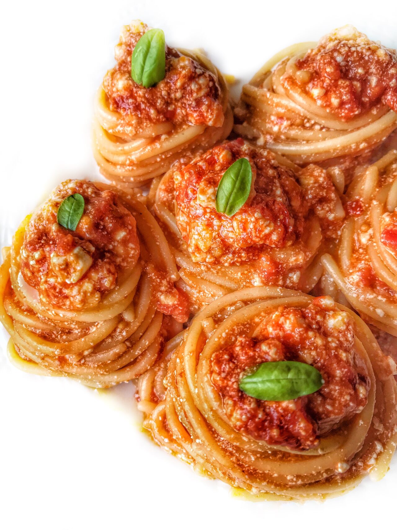 Spaghetti al sugo di pomodoro e ricotta