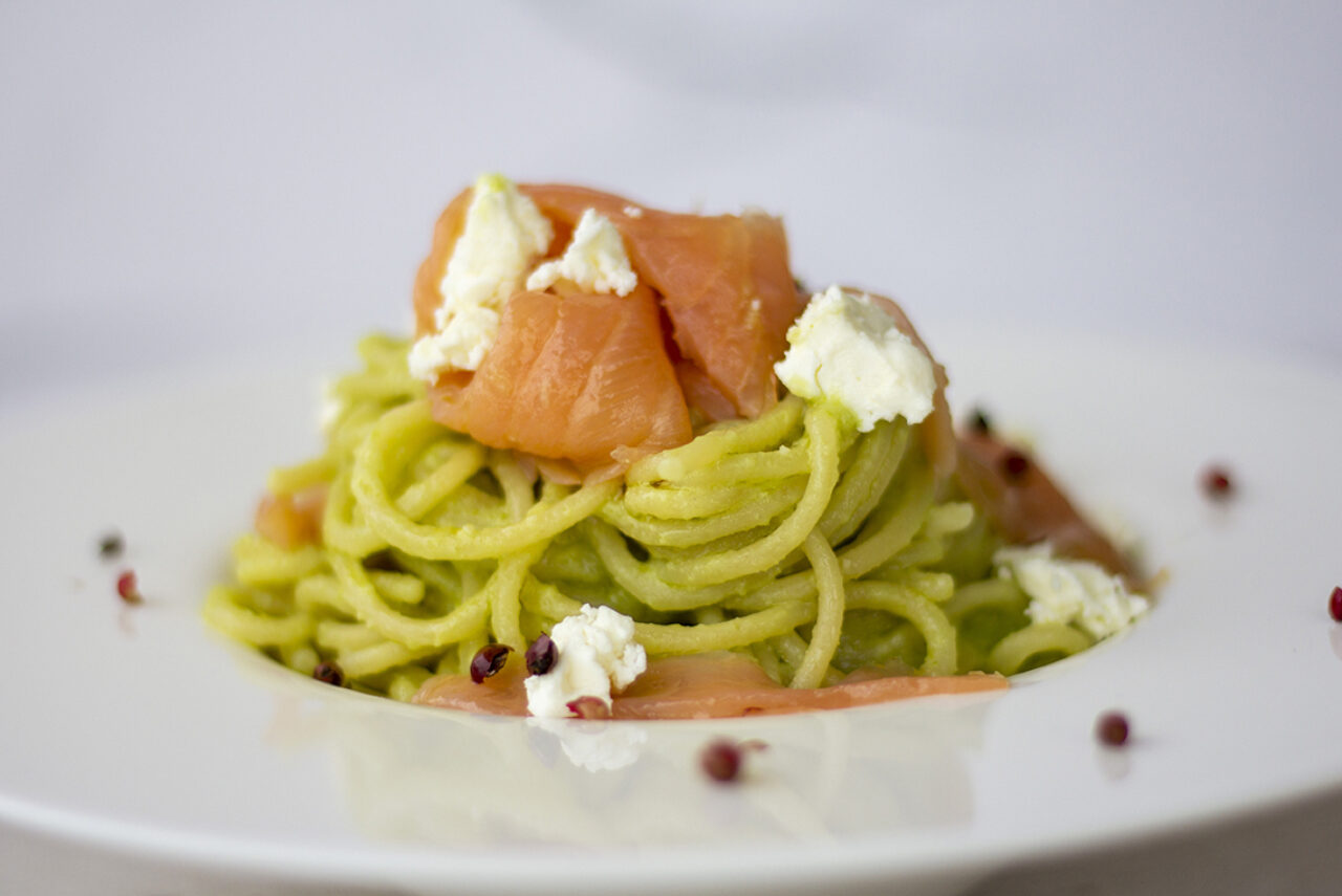 Spaghetti con pesto di avocado, feta e salmone