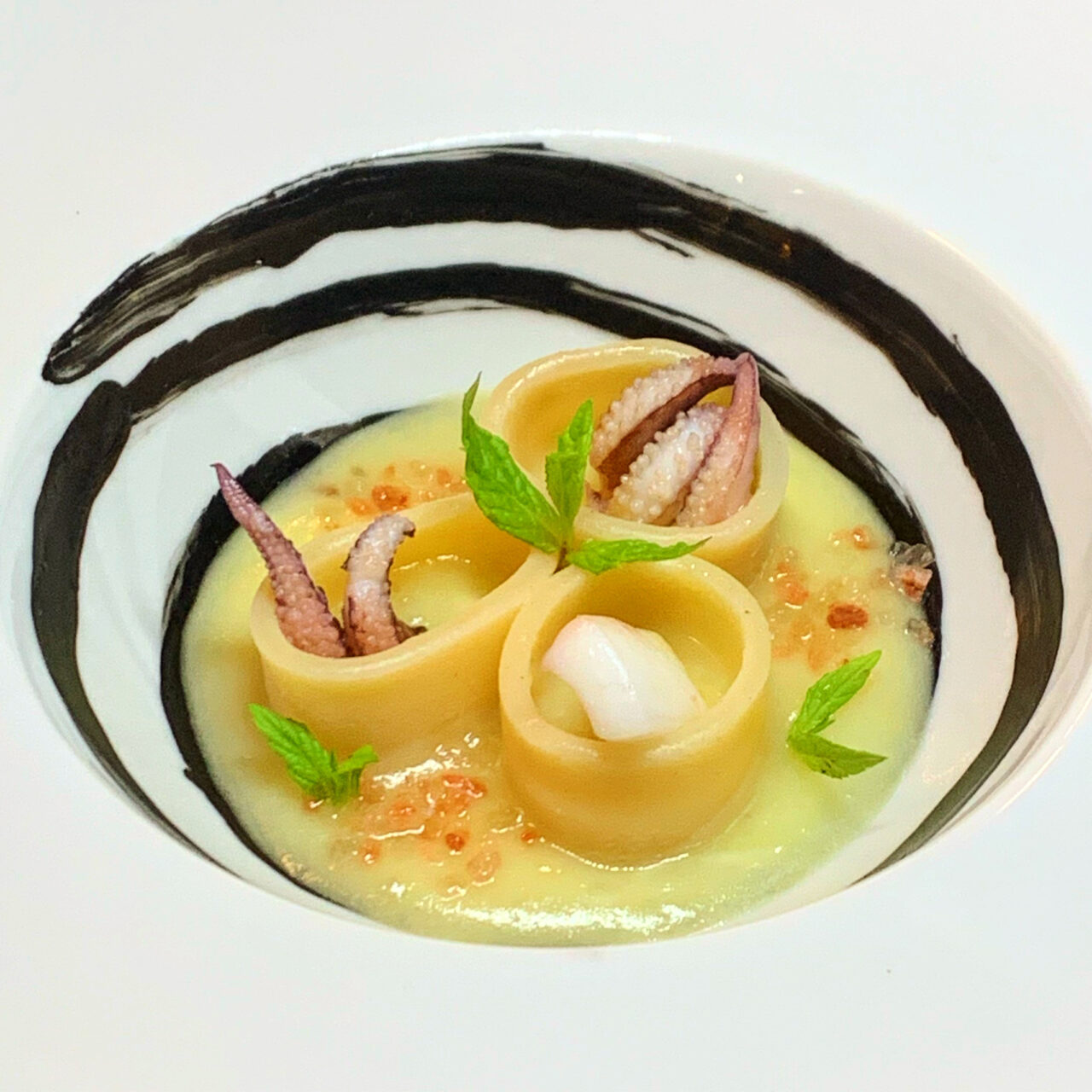 Anello Pasta Armando mit Tintenfisch, Kartoffelcreme, rosa Himalaya-Salz und Minze