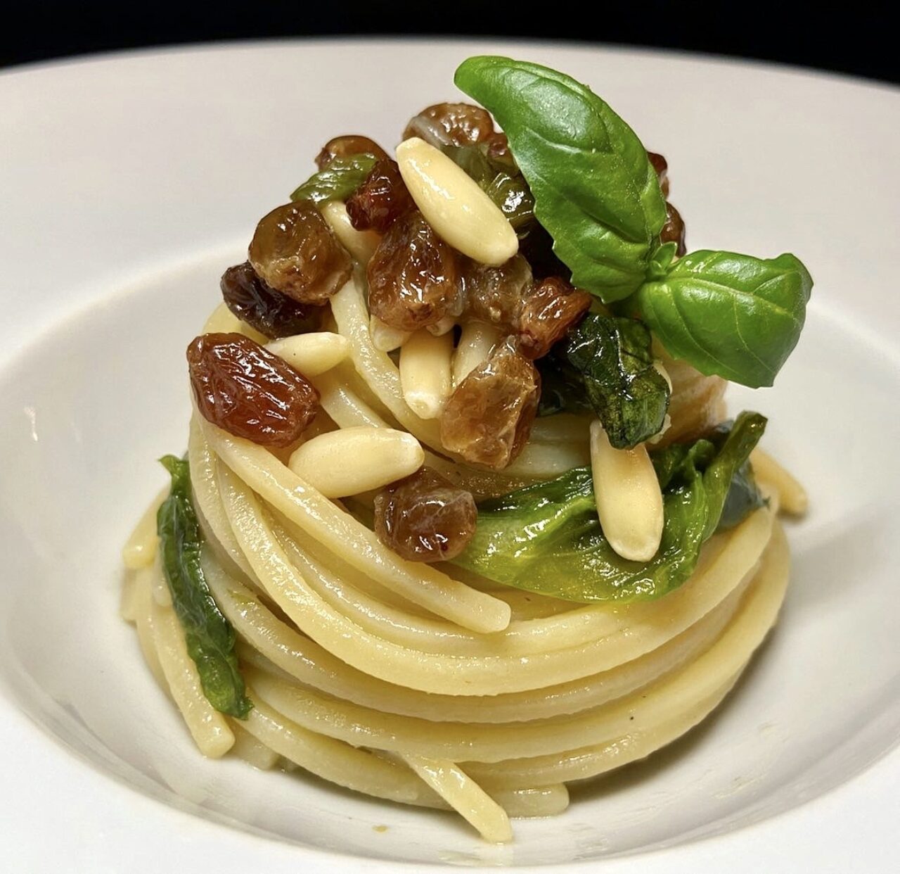 Chitarra mit Eskariol, Pinienkernen, Rosinen und Sardellensauce