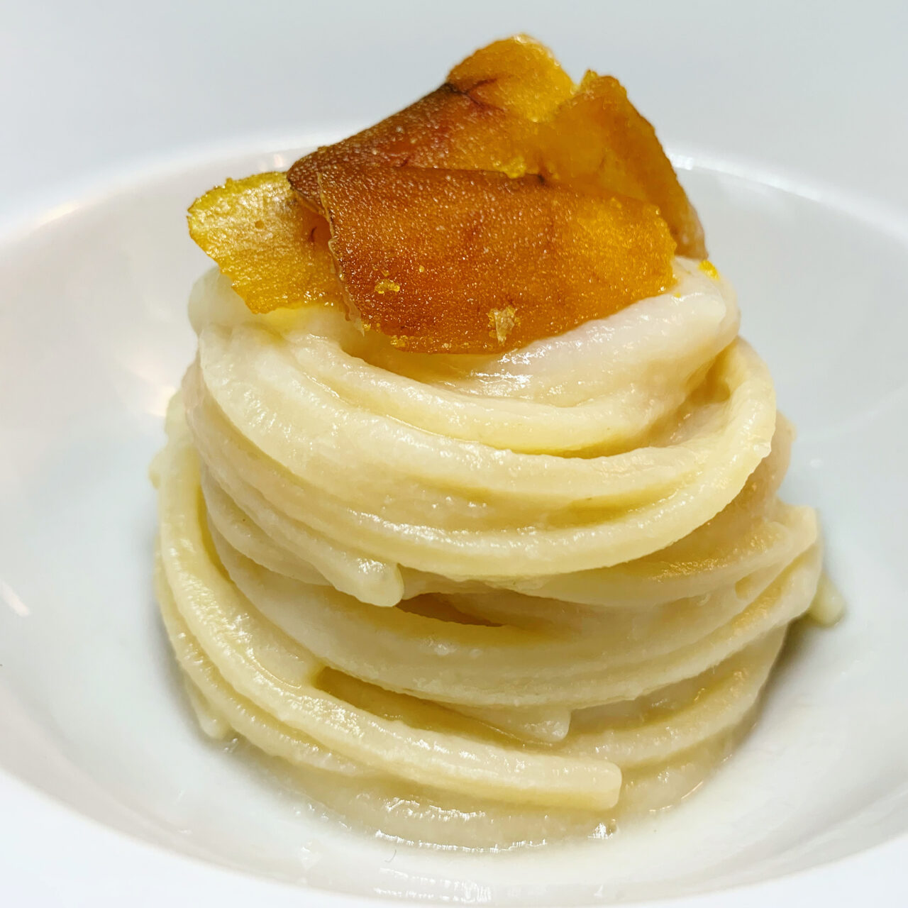 Chitarra Pasta Armando con crema di cavolfiore e lamella di bottarga di muggine