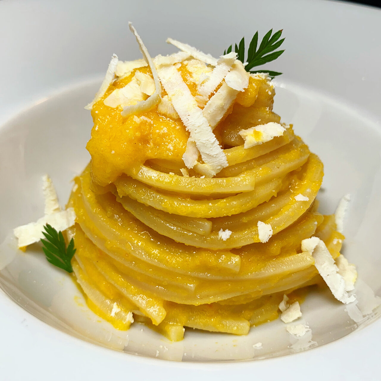 Chitarra Pasta Armando mit Karottencreme und gesalzenem Ricotta