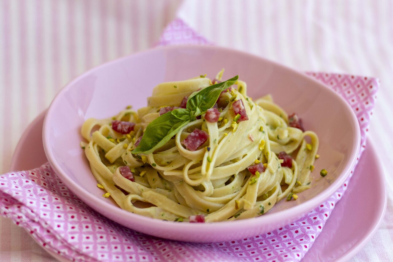 Linguine Pasta Armando mit Saubohnencreme und Basilikum, Salami und Pistazien