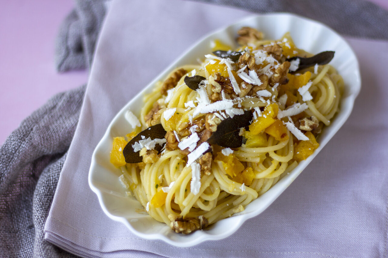 Spaghetti con ragù bianco di zucca, noci e salvia fritta