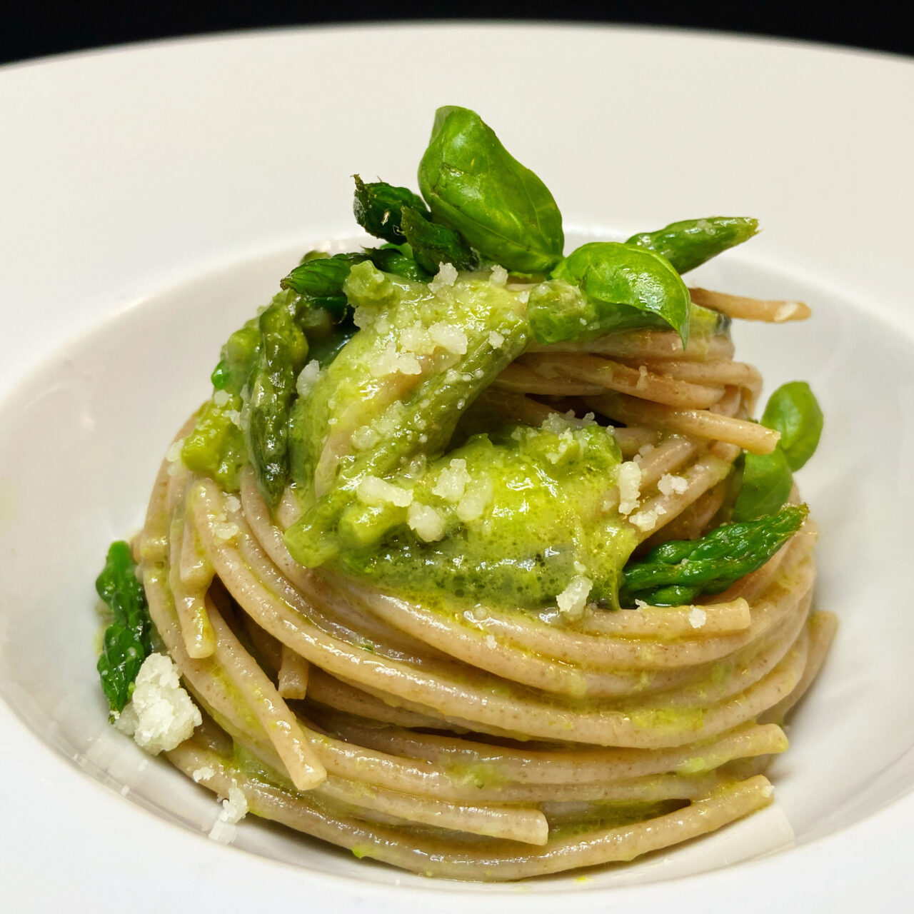 Vollkorn-Spaghetti Armando Pasta mit Spargel und Podolico Caciocavallo