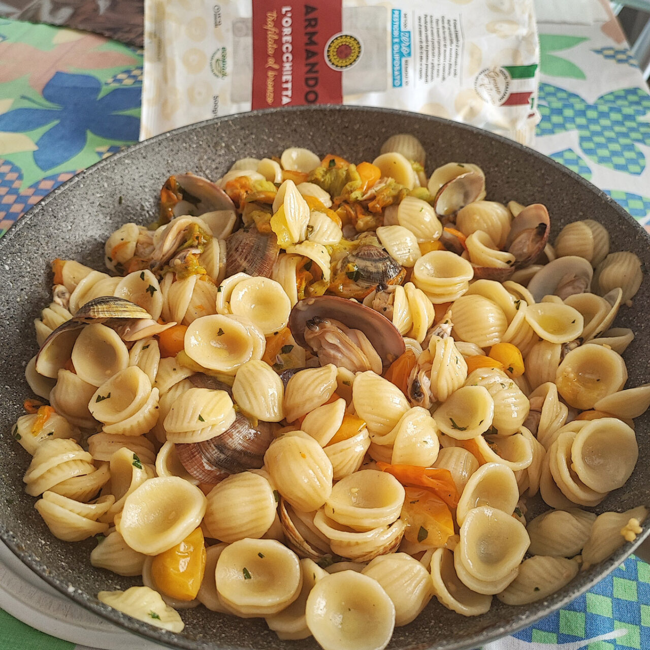 Orecchiette con vongole, cime di rapa e pomodorini gialli