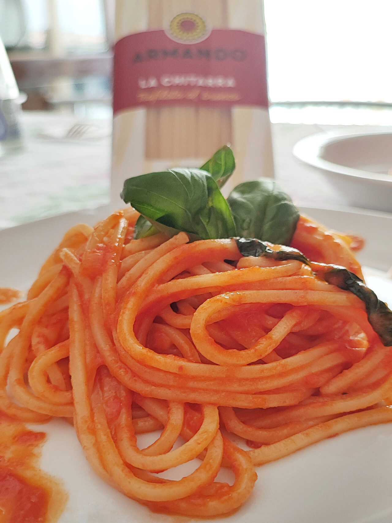 Spaghetti con sugo di pomodoro fresco