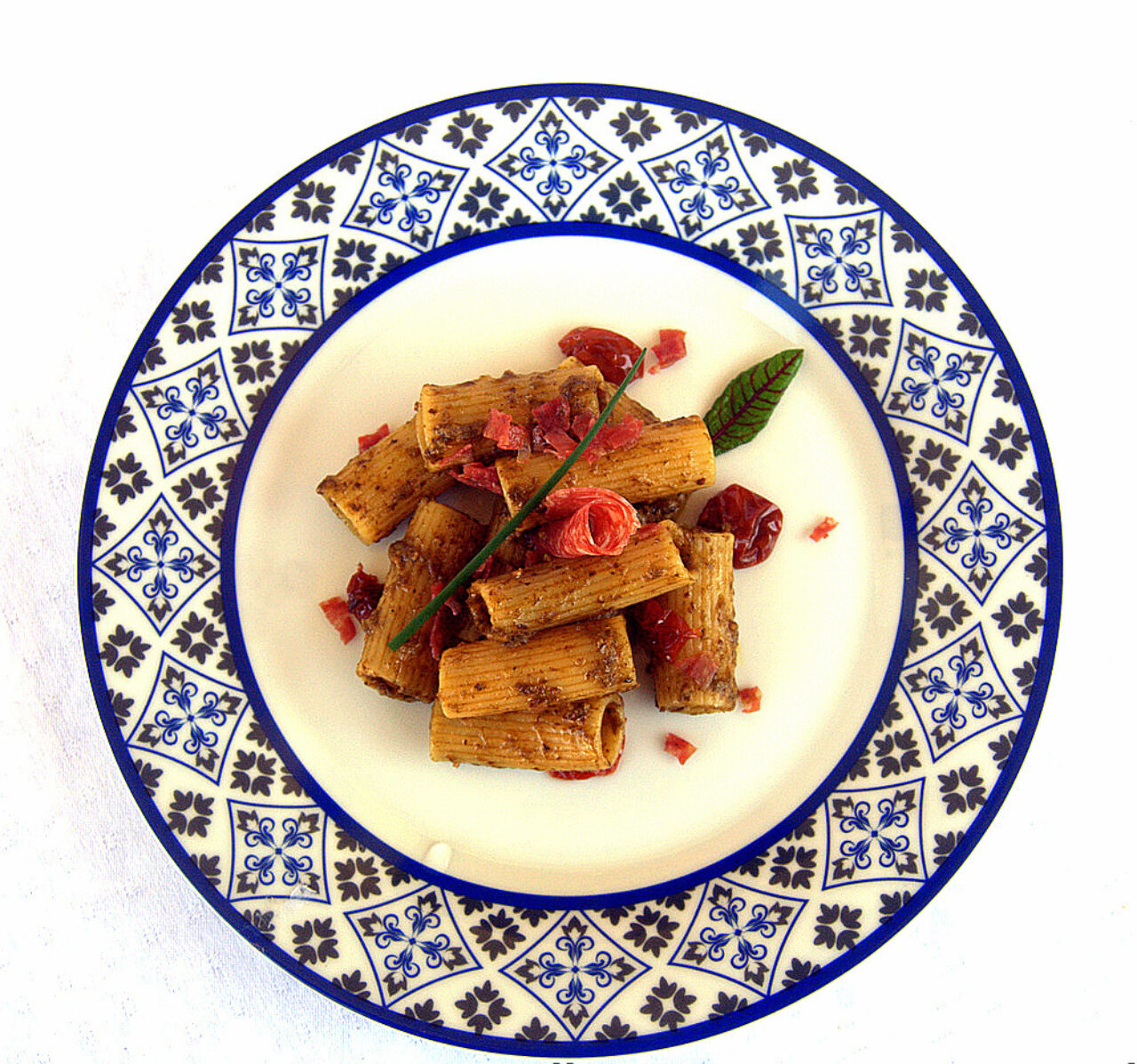 Rigatoni con pesto di broccolo fiolaro, pomodori e salame Campanella del borgo