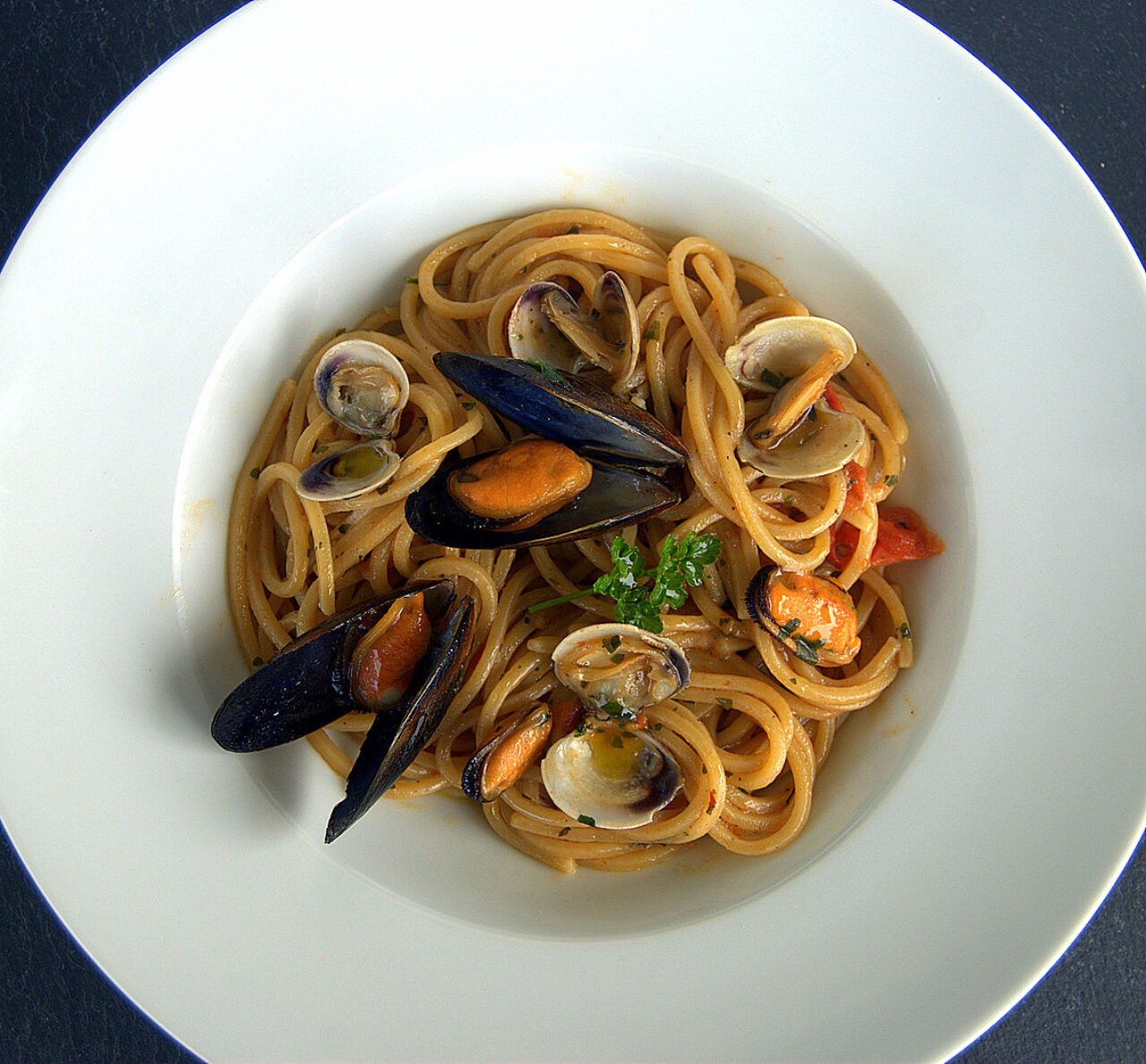 Spaghetti alla chitarra mit Miesmuscheln und Venusmuscheln