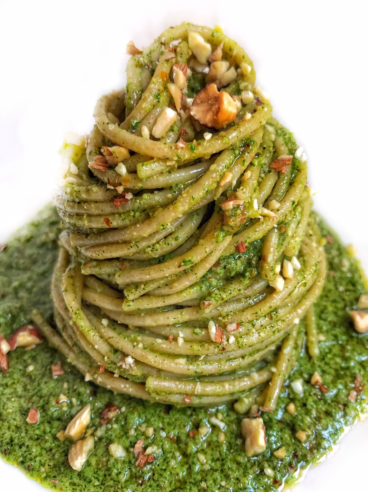 Spaghetti con pesto di rucola, mandorle e pomodori secchi