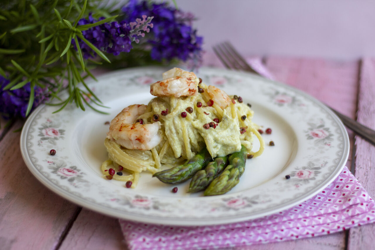 Spaghetti Pasta Armando mit Spargelcreme, Garnelen und rosa Pfeffer